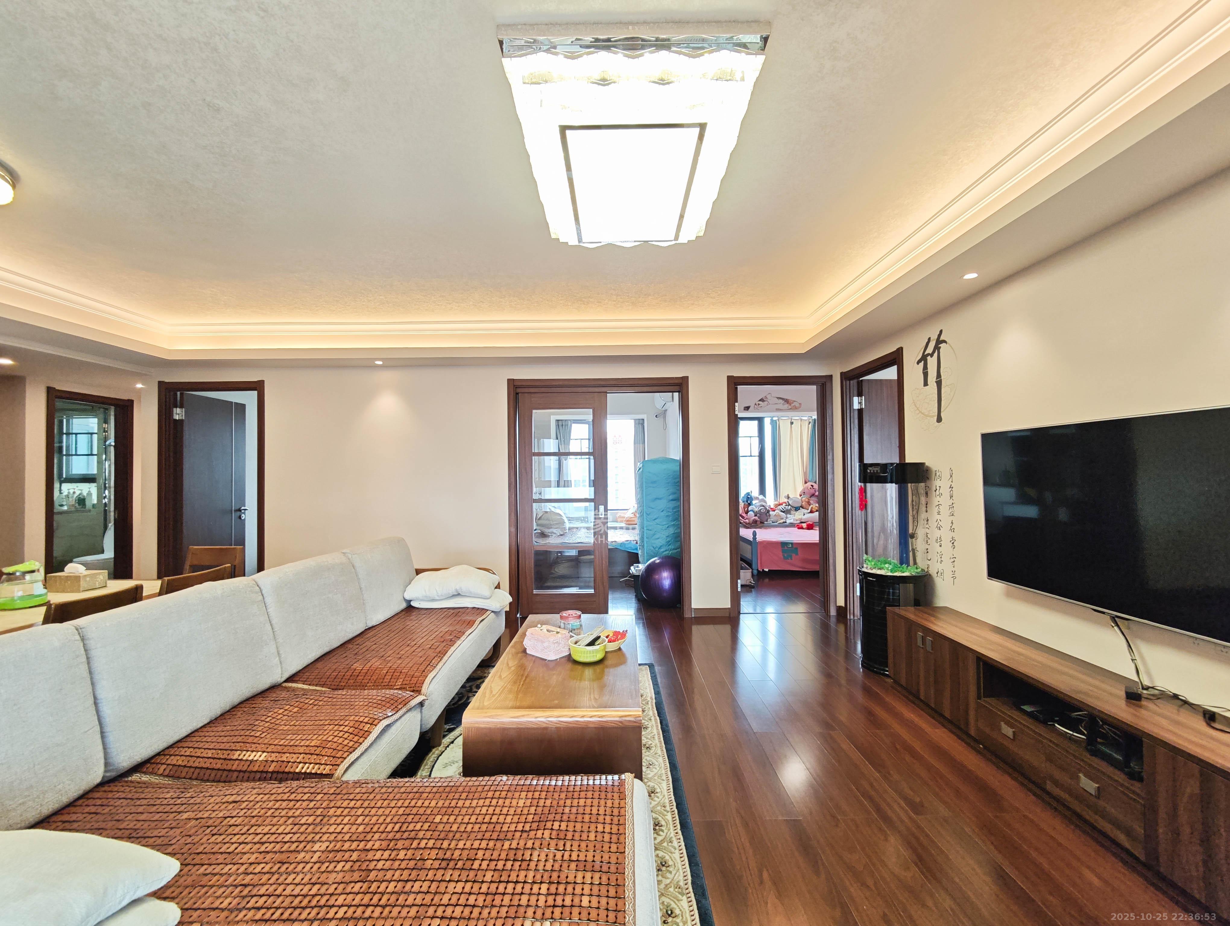 万科魅力之城  4室2厅2卫    150.0万客厅