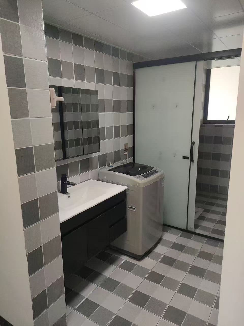 靛达广场  3室2厅2卫    2100.0元/月室内图