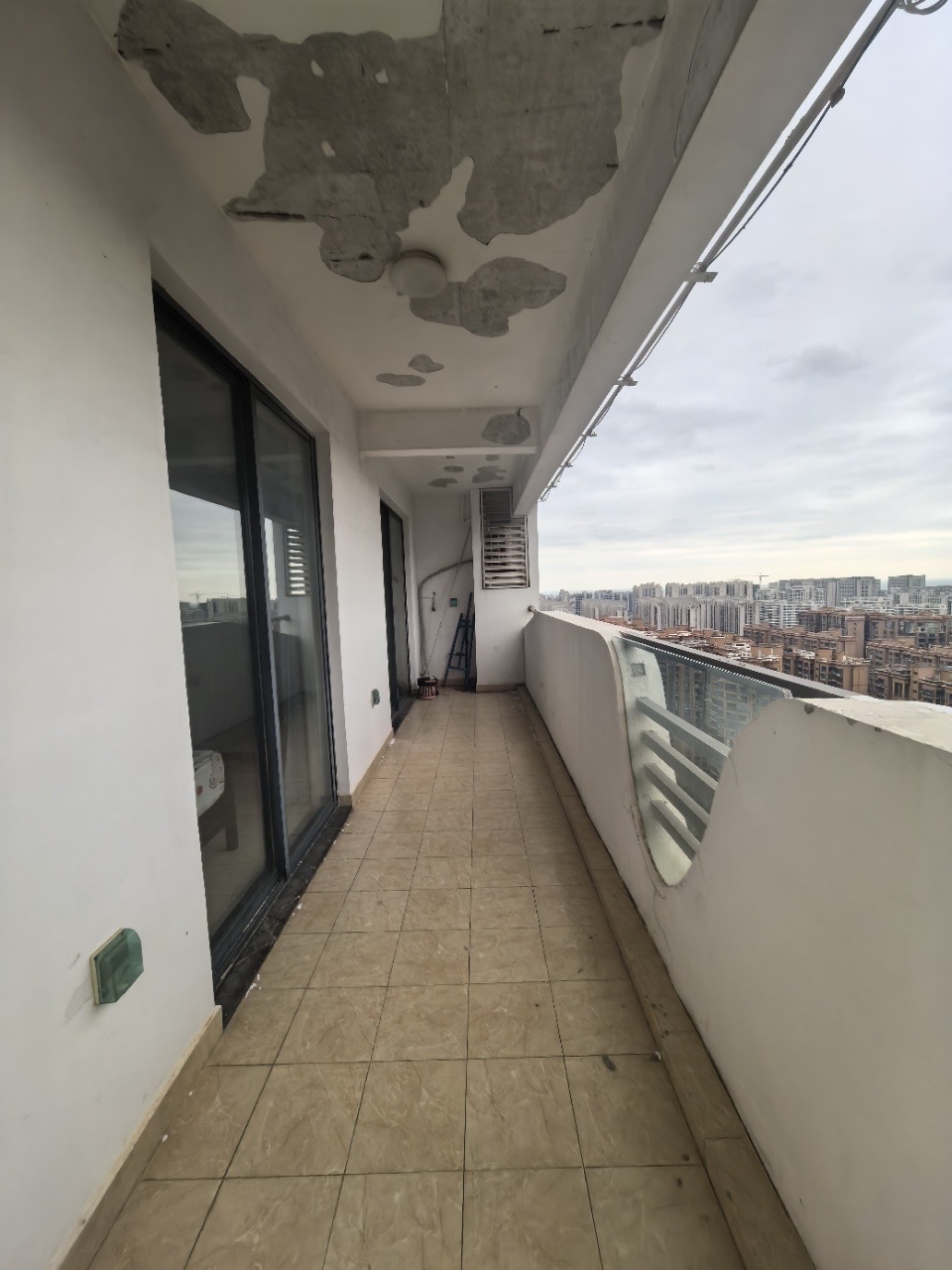 远大购物广场  2室2厅1卫    100.0万客厅