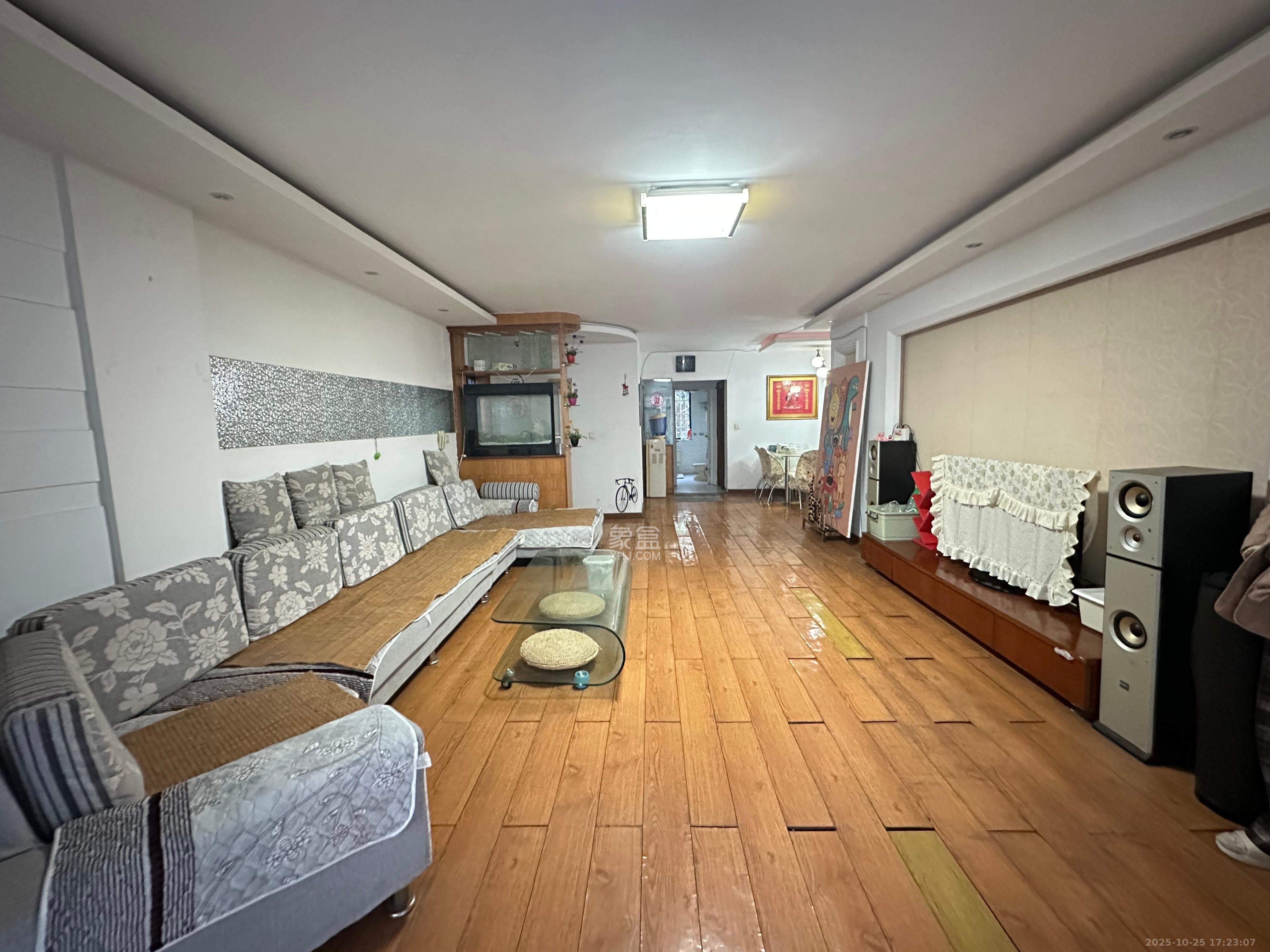 华丽家族  1室1厅1卫    750.0元/月室内图