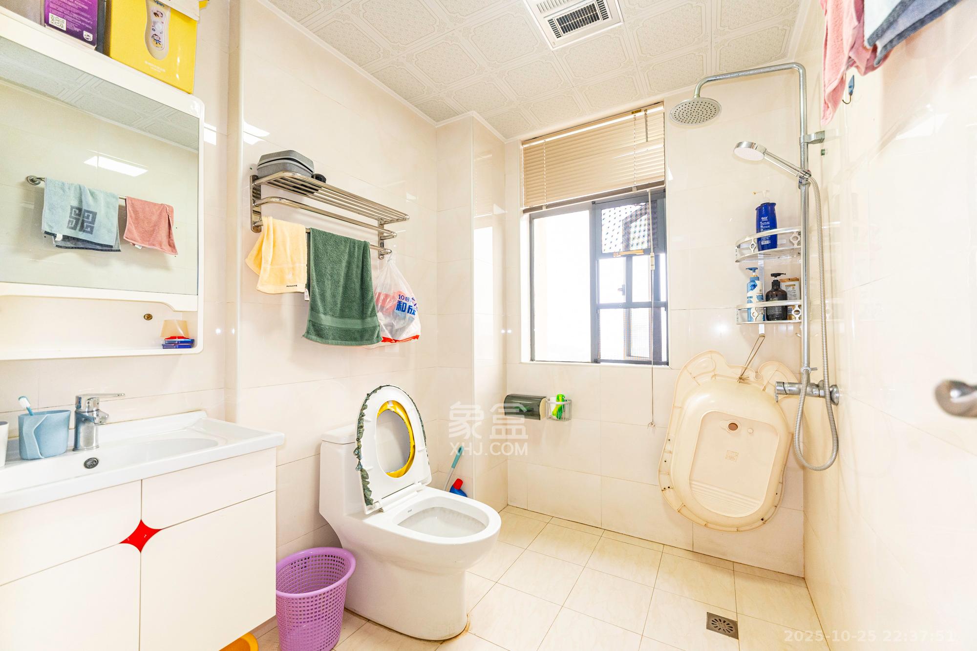 悦湖山 4室2厅2卫 85.0万 悦湖山 4室2厅2卫 85.0万卫生间