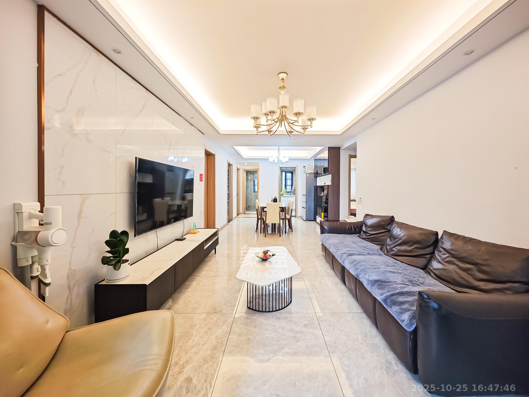 新城和樾(新城和樾公馆) 4室2厅2卫 125.0万 新城和樾(新城和樾公馆) 4室2厅2卫 125.0万客厅