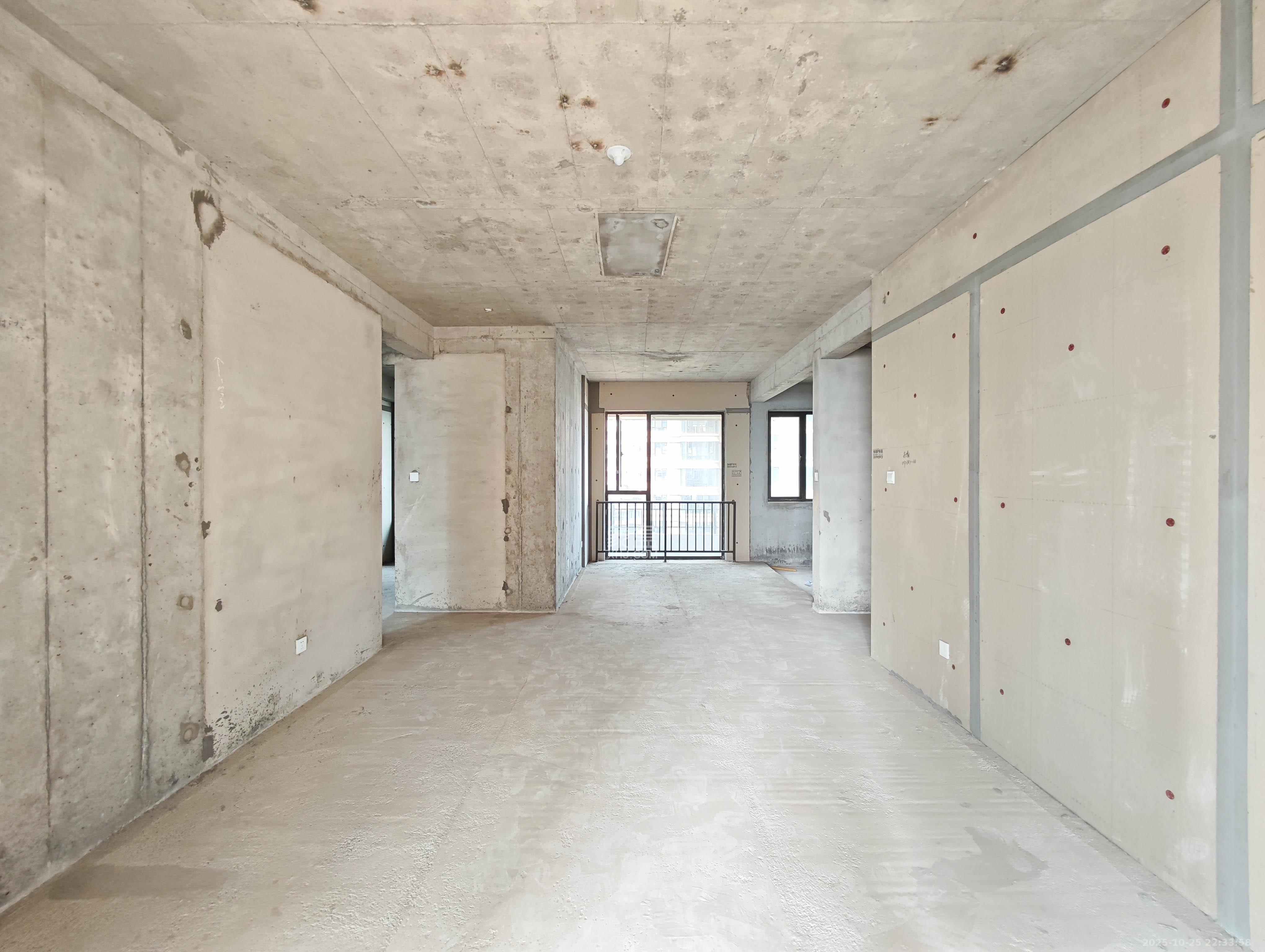 会展三润城  4室2厅2卫    85.8万客厅