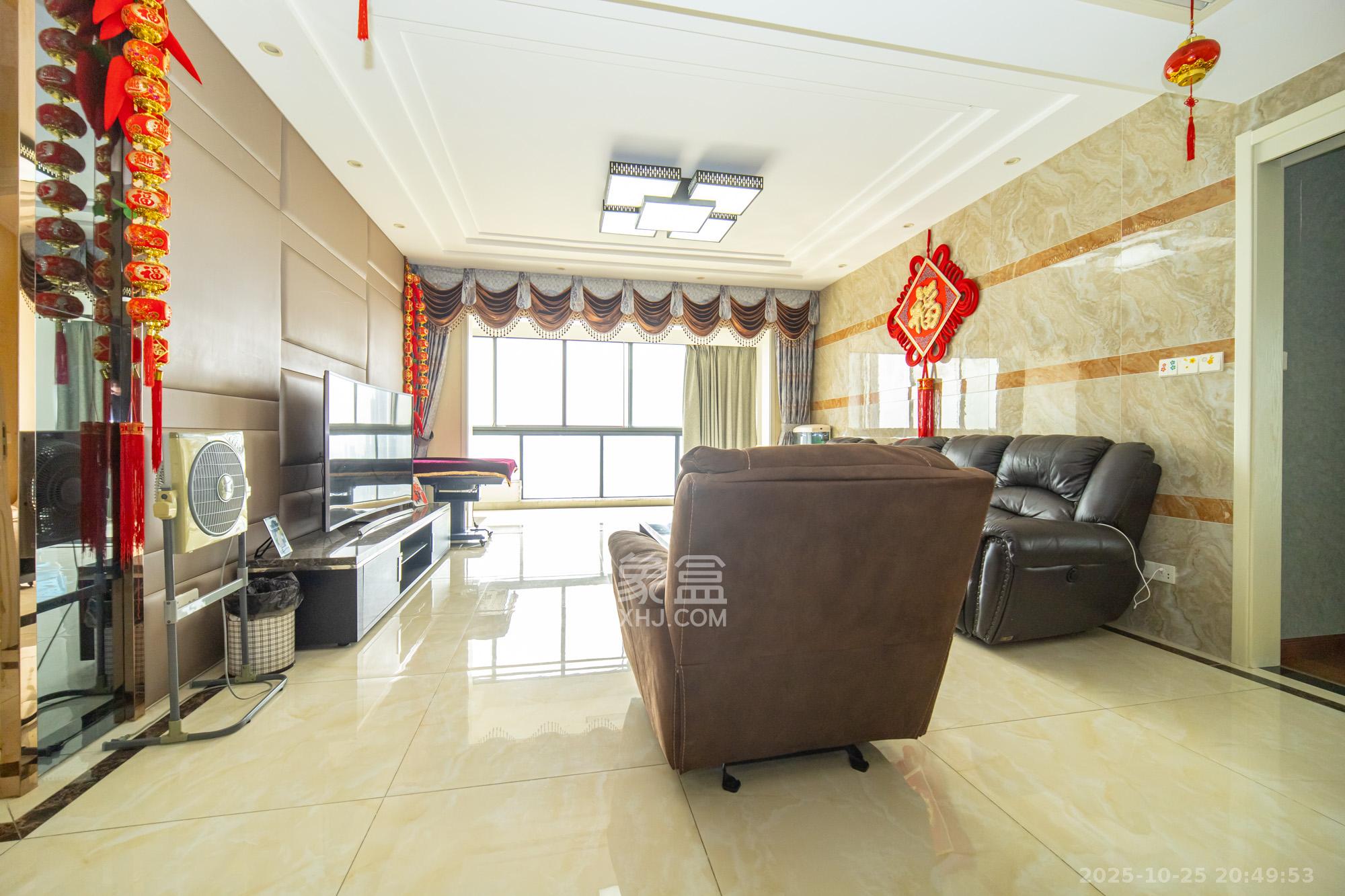 藏珑湖上国际花园  4室2厅2卫    180.0万客厅