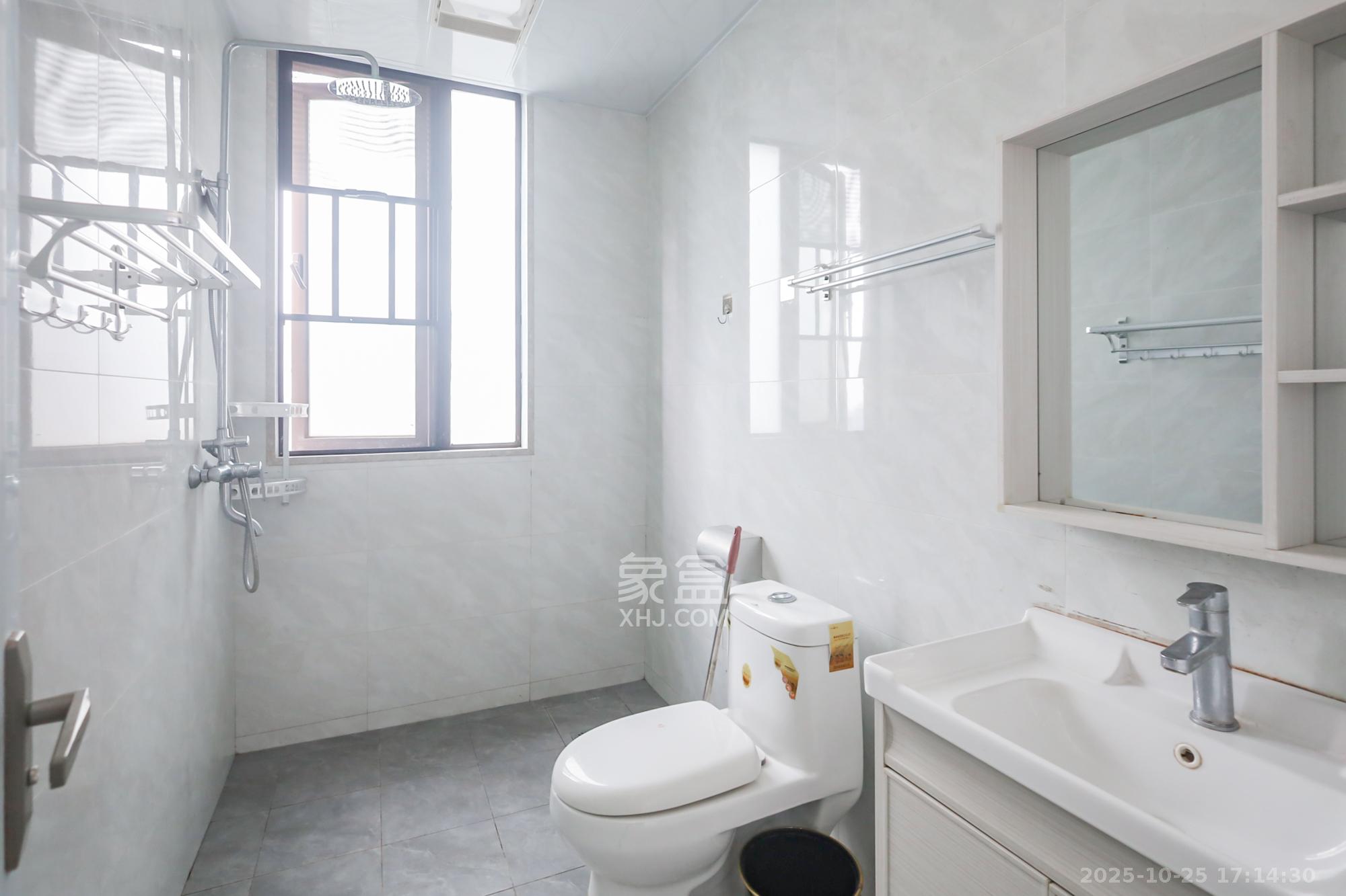 保利西海岸A区  4室2厅2卫    260.0万卫生间