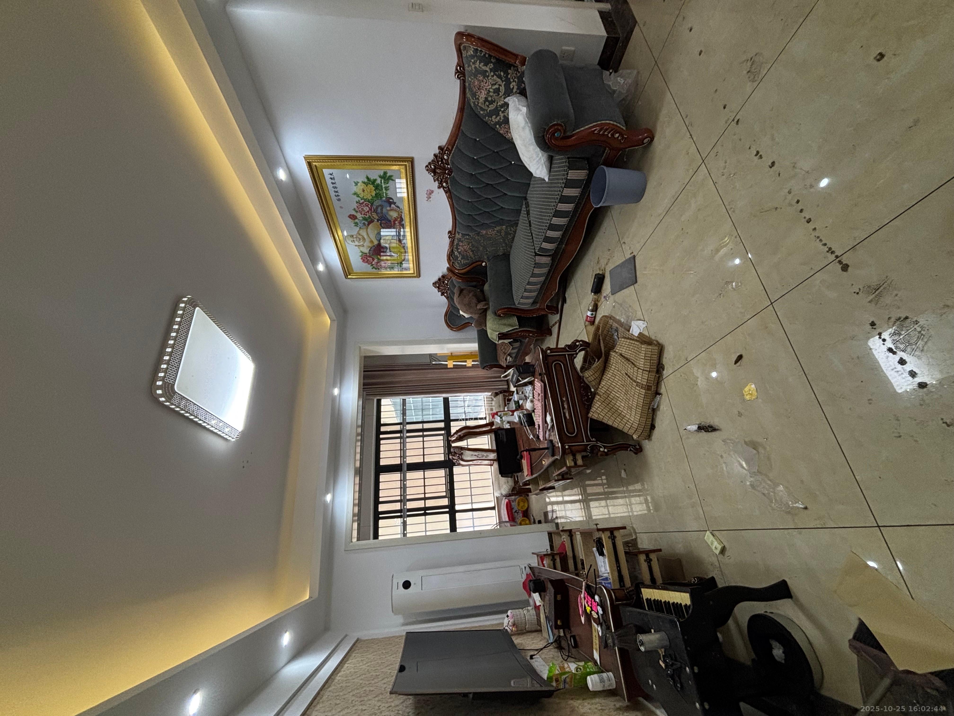 天麓尚层  3室2厅2卫    2400.0元/月室内图