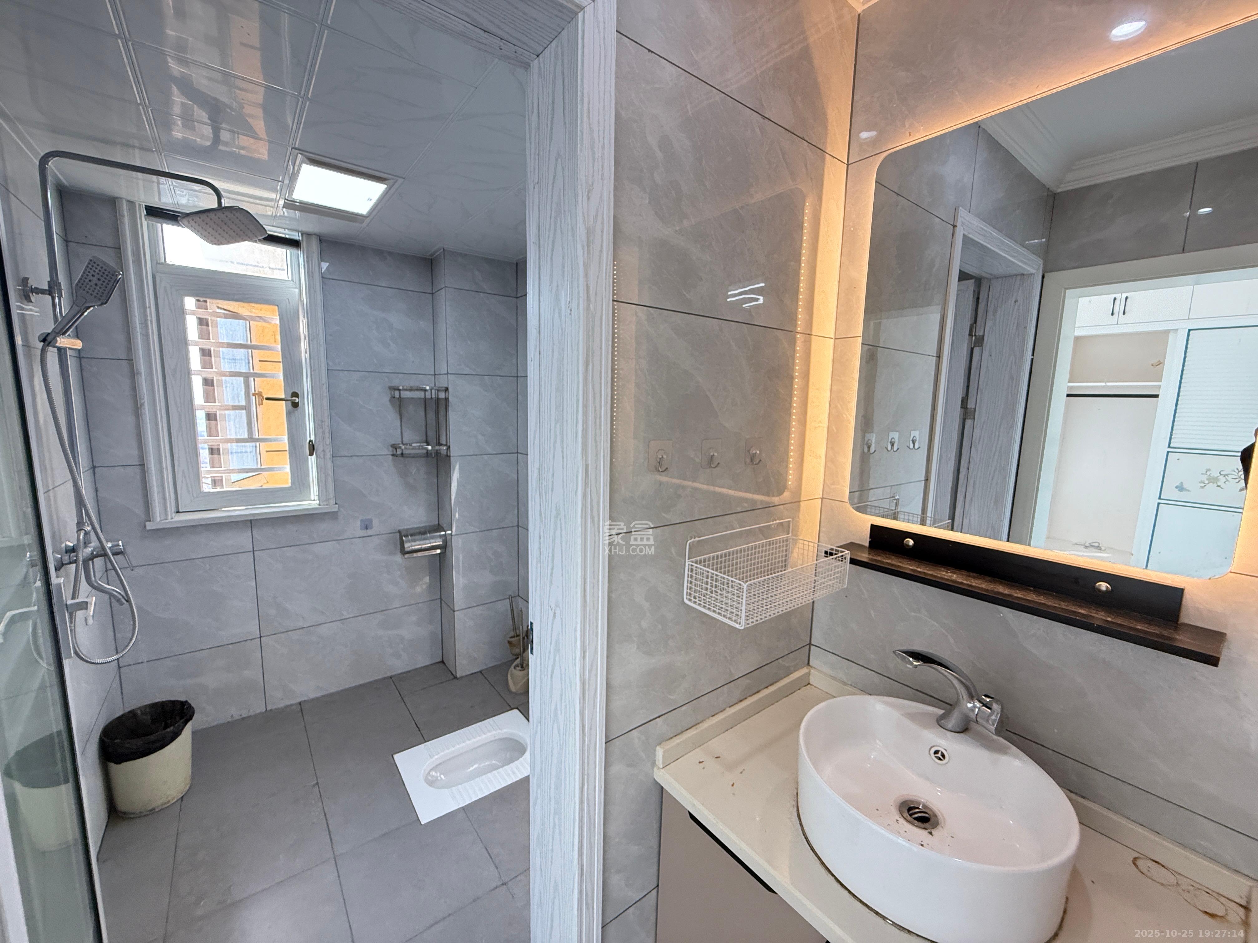 保利香槟国际  3室2厅1卫    2300.0元/月室内图