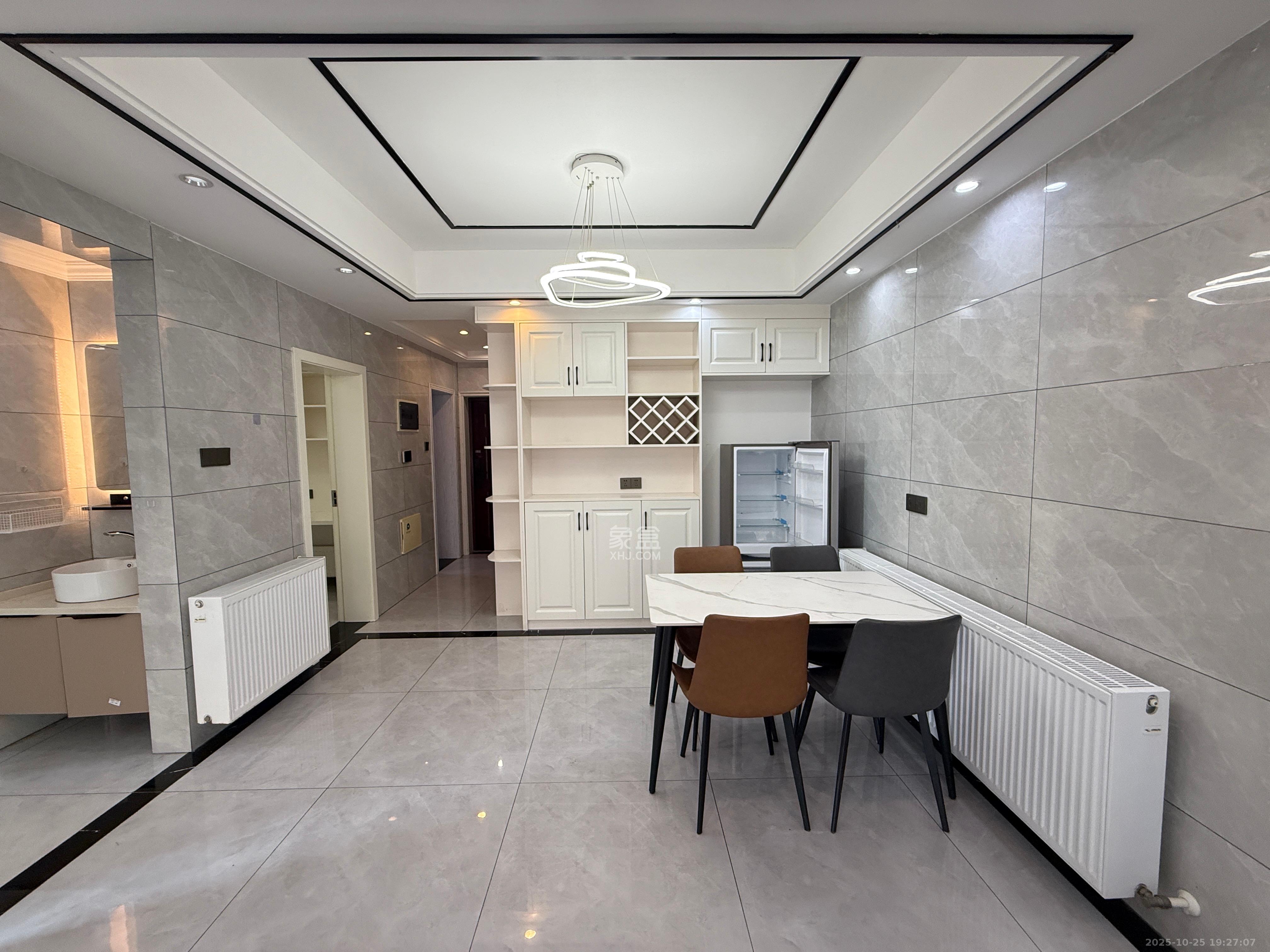 保利香槟国际  3室2厅1卫    2300.0元/月室内图