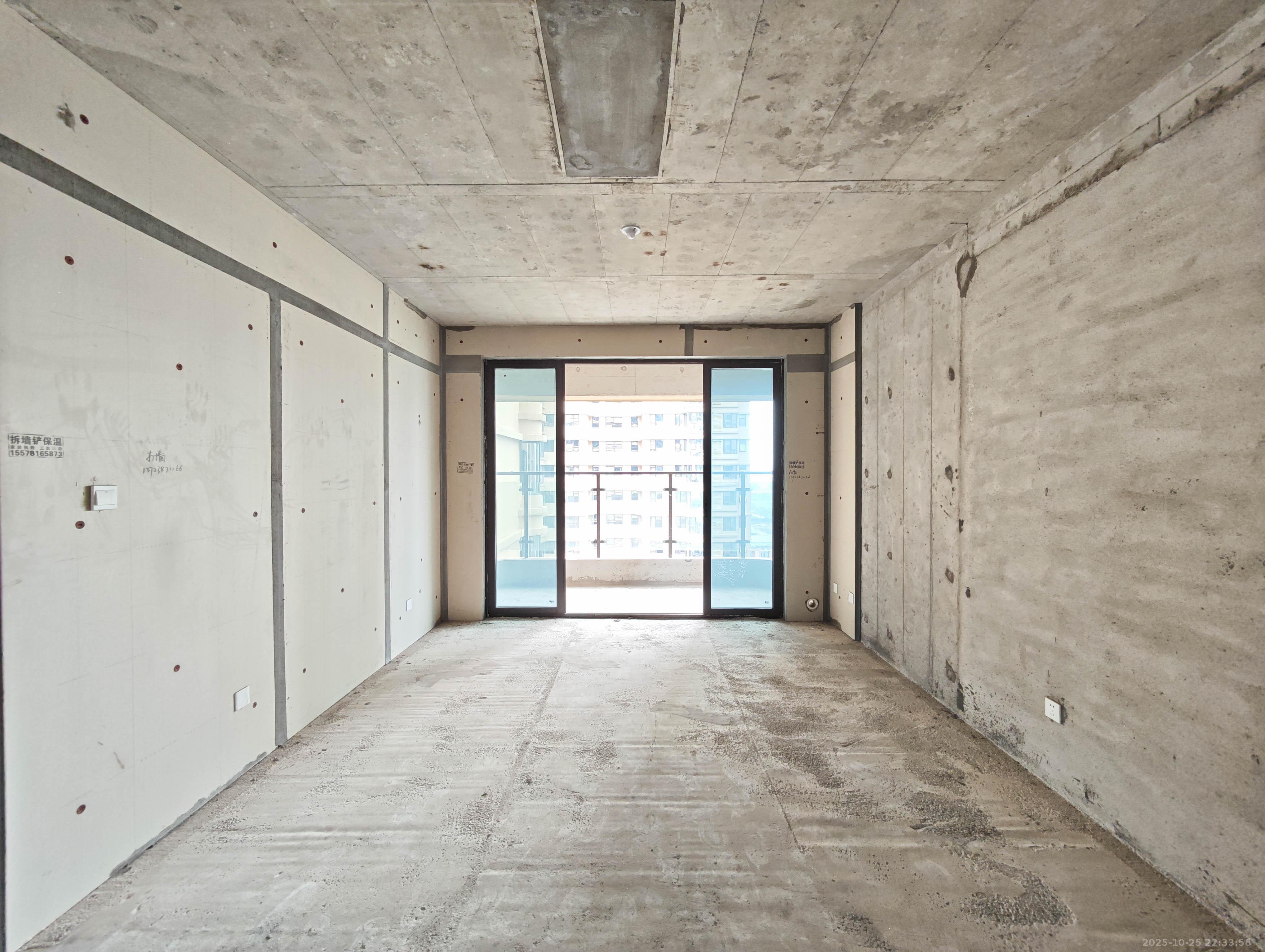 会展三润城  4室2厅2卫    85.8万客厅