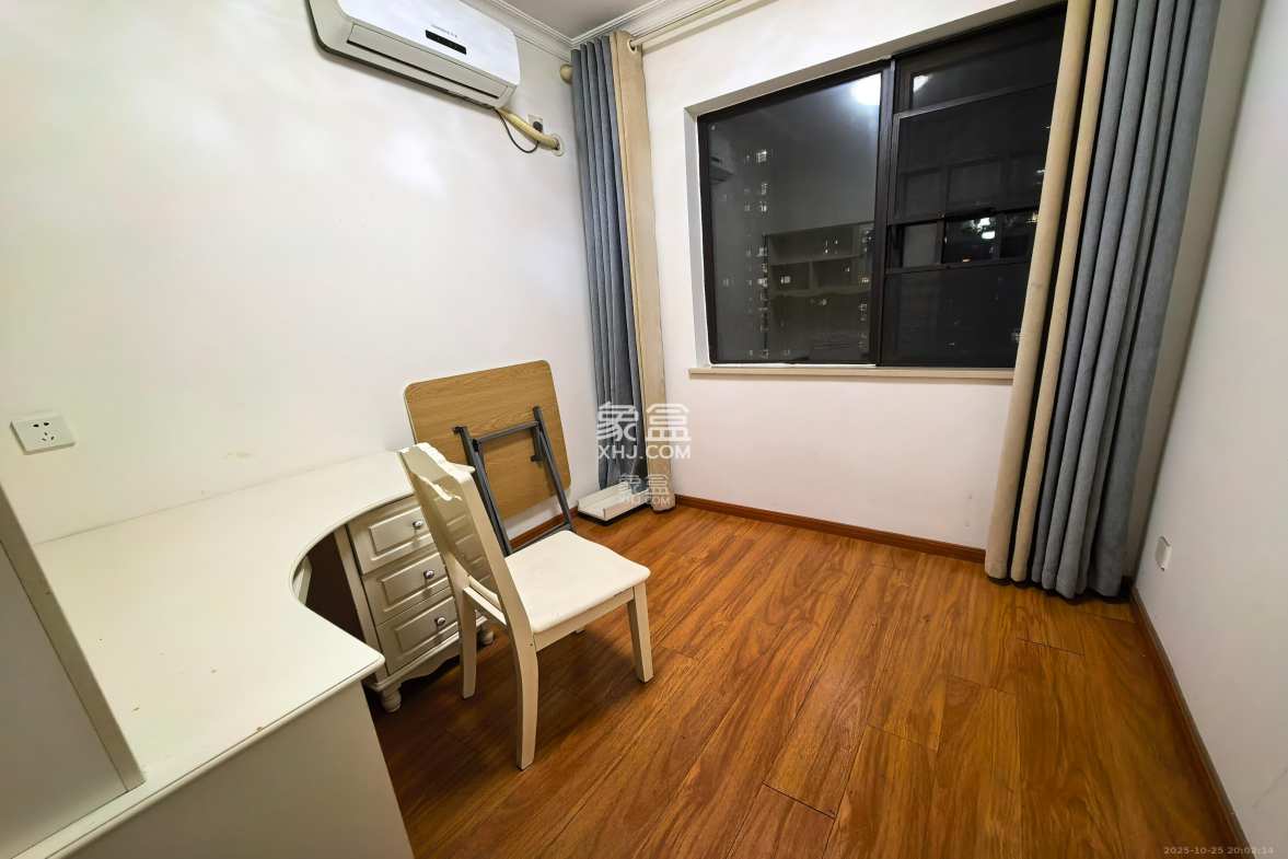 华润置地广场二期 3室2厅1卫 2300.0元/月 华润置地广场二期 3室2厅1卫 2300.0元/月室内图