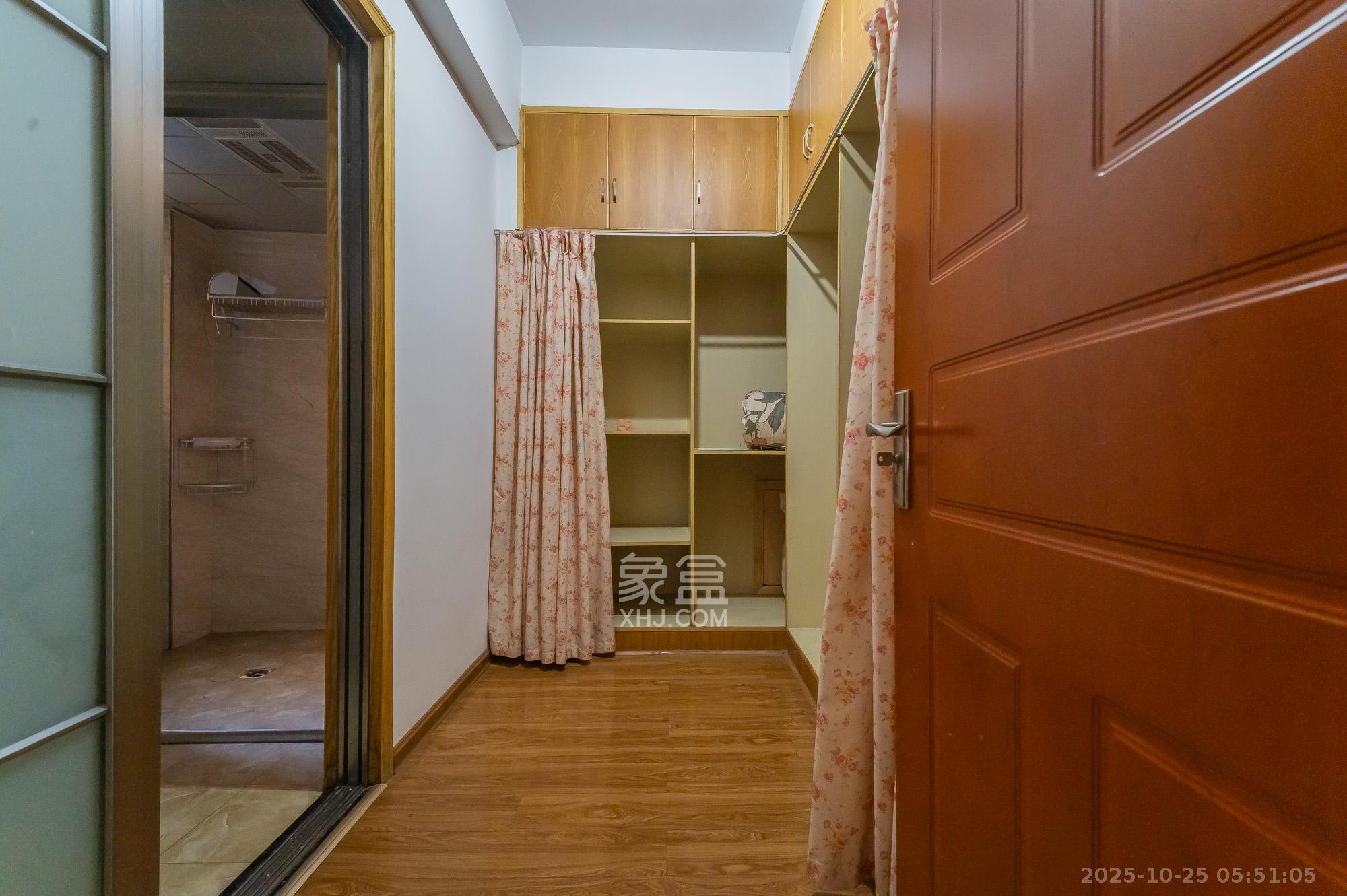 深业睿城  4室2厅2卫    132.0万卫生间