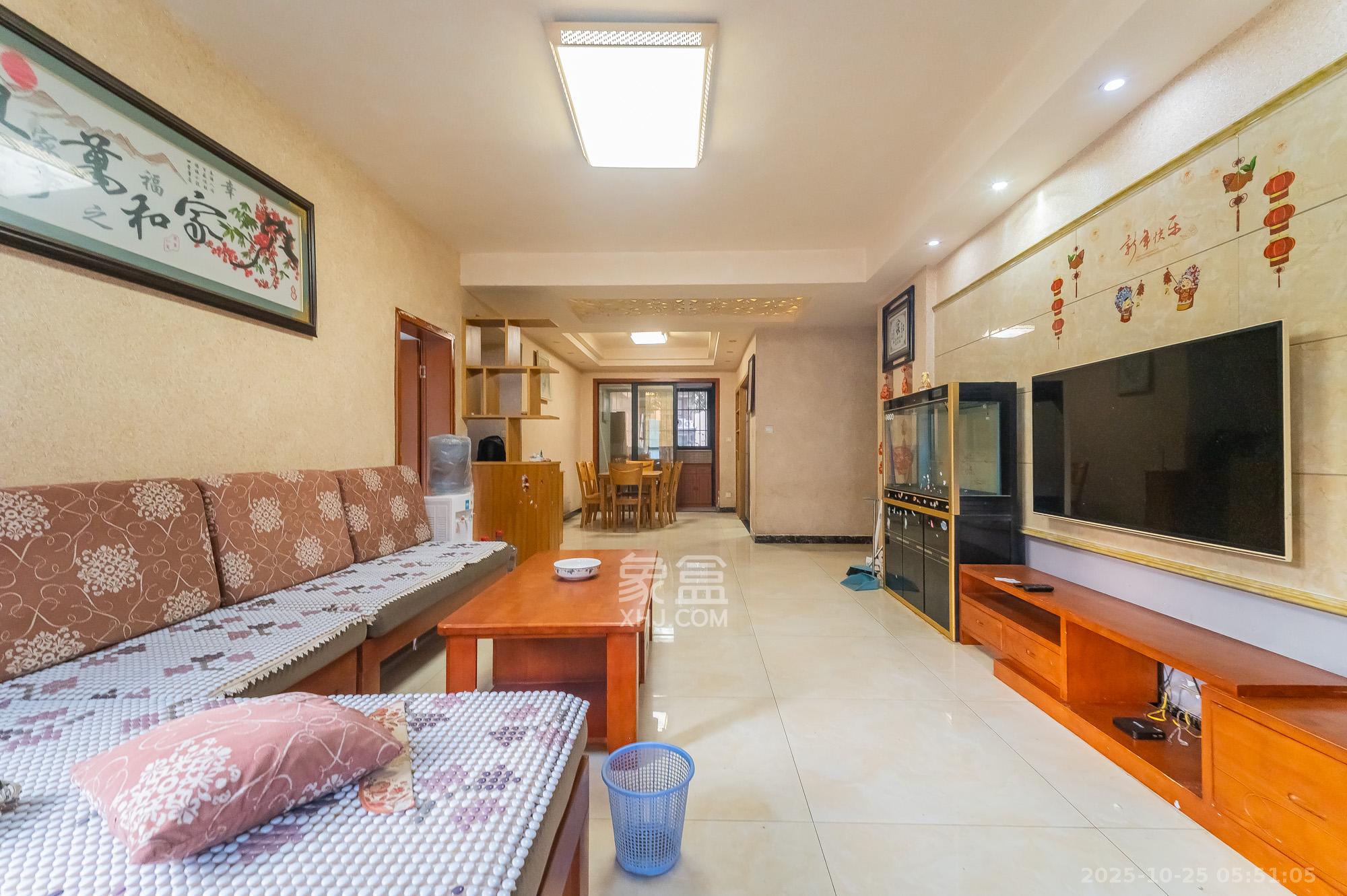 深业睿城  4室2厅2卫    132.0万客厅