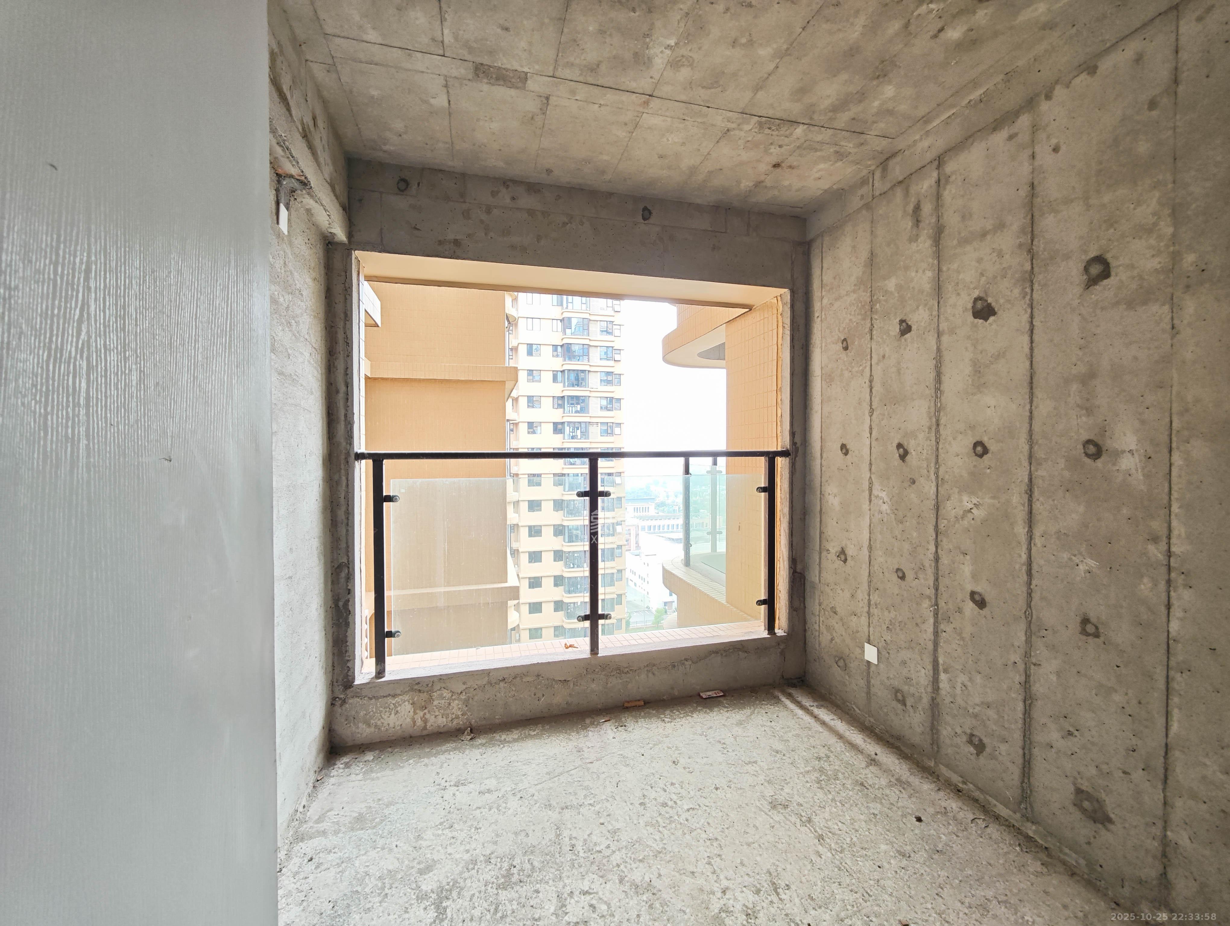 会展三润城  4室2厅2卫    85.8万卧室