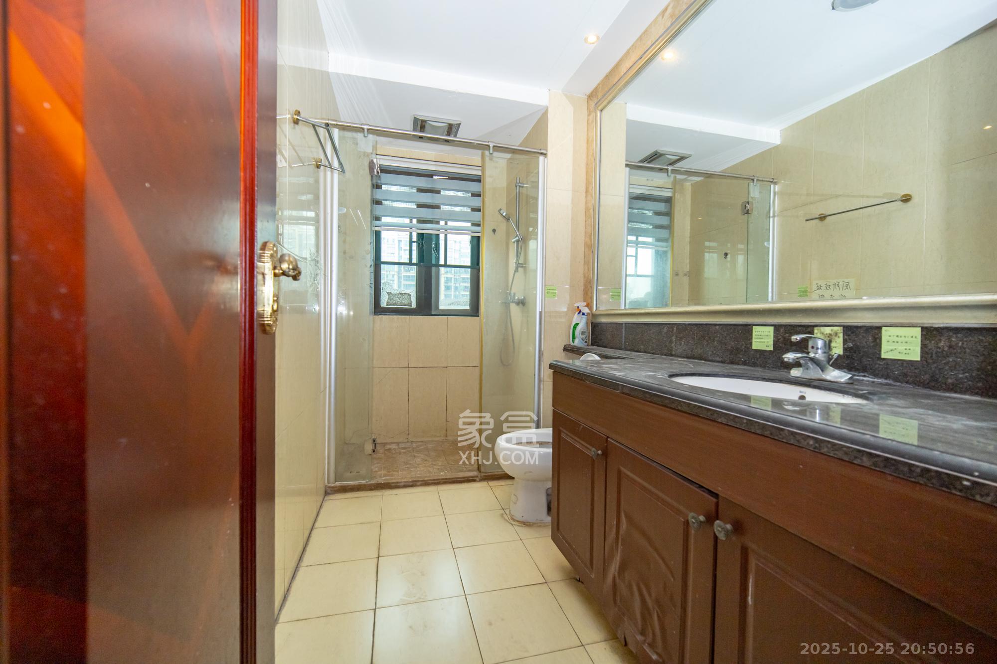 恒大雅苑 1室2厅1卫 110.0万 恒大雅苑 1室2厅1卫 110.0万卫生间