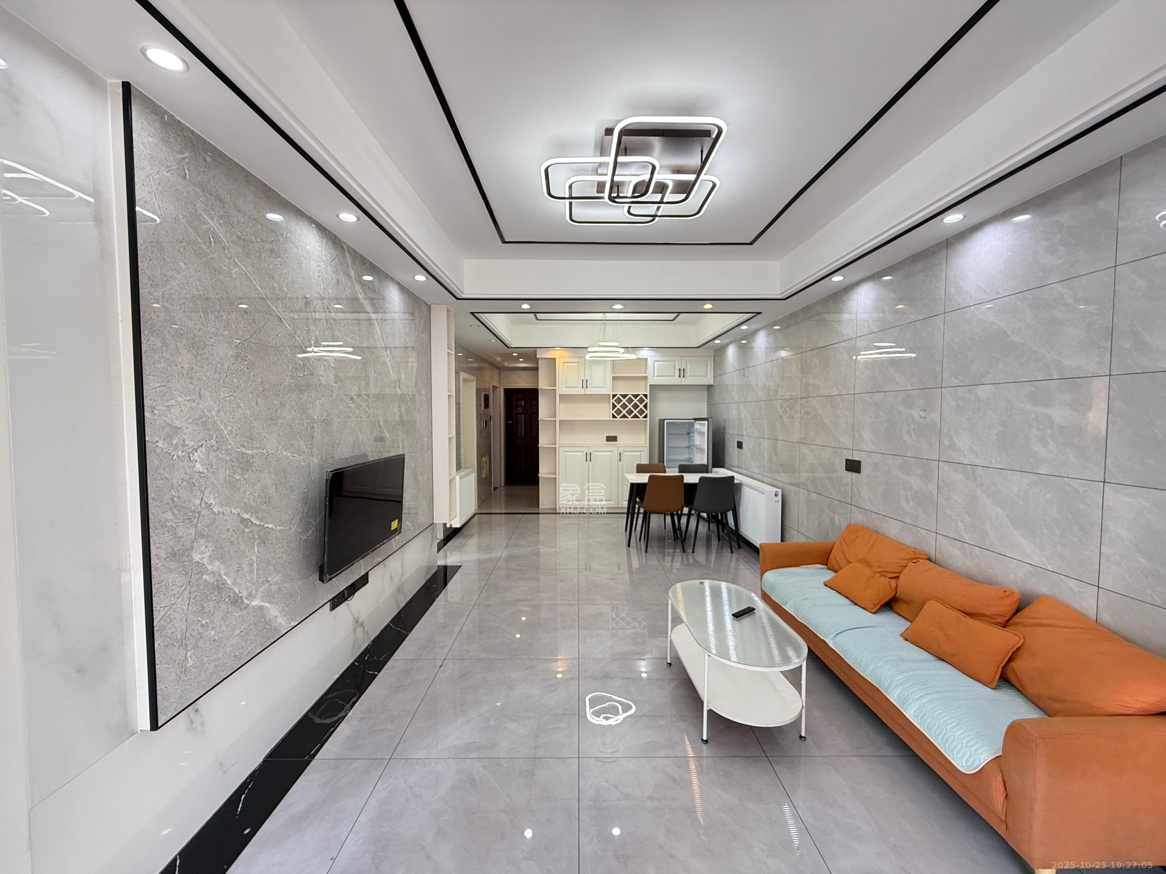 保利香槟国际  3室2厅1卫    2300.0元/月室内图