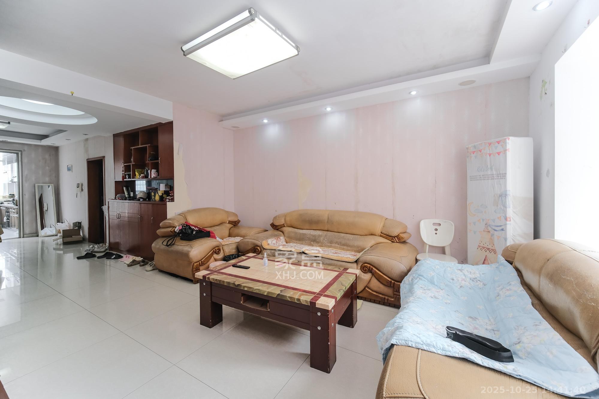 红树湾  3室2厅2卫    62.0万 红树湾  3室2厅2卫    62.0万客厅