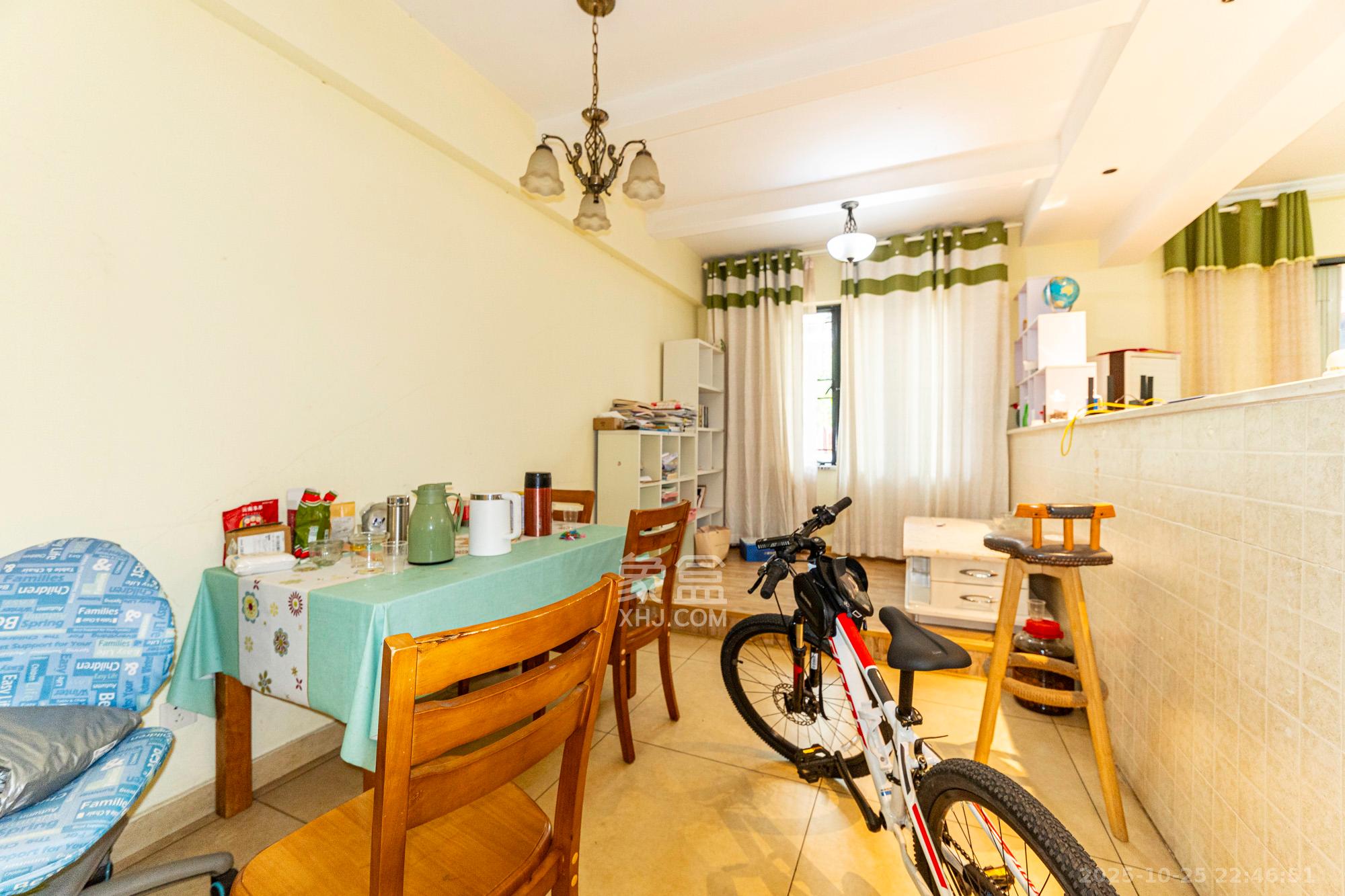 鹏基诺亚山林  4室2厅2卫    158.0万客厅