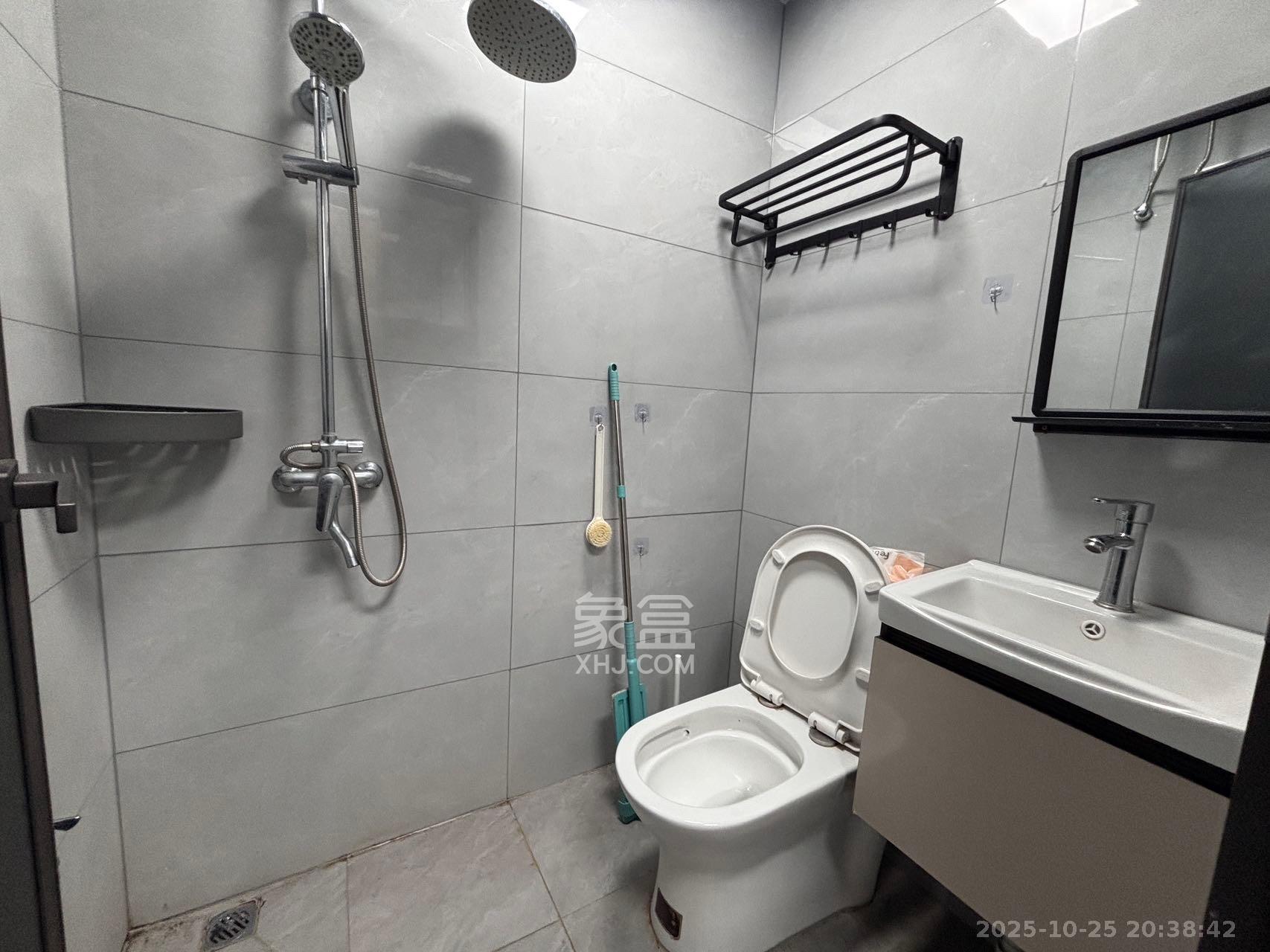 鄱阳汇金中心  1室0厅0卫    1100.0元/月