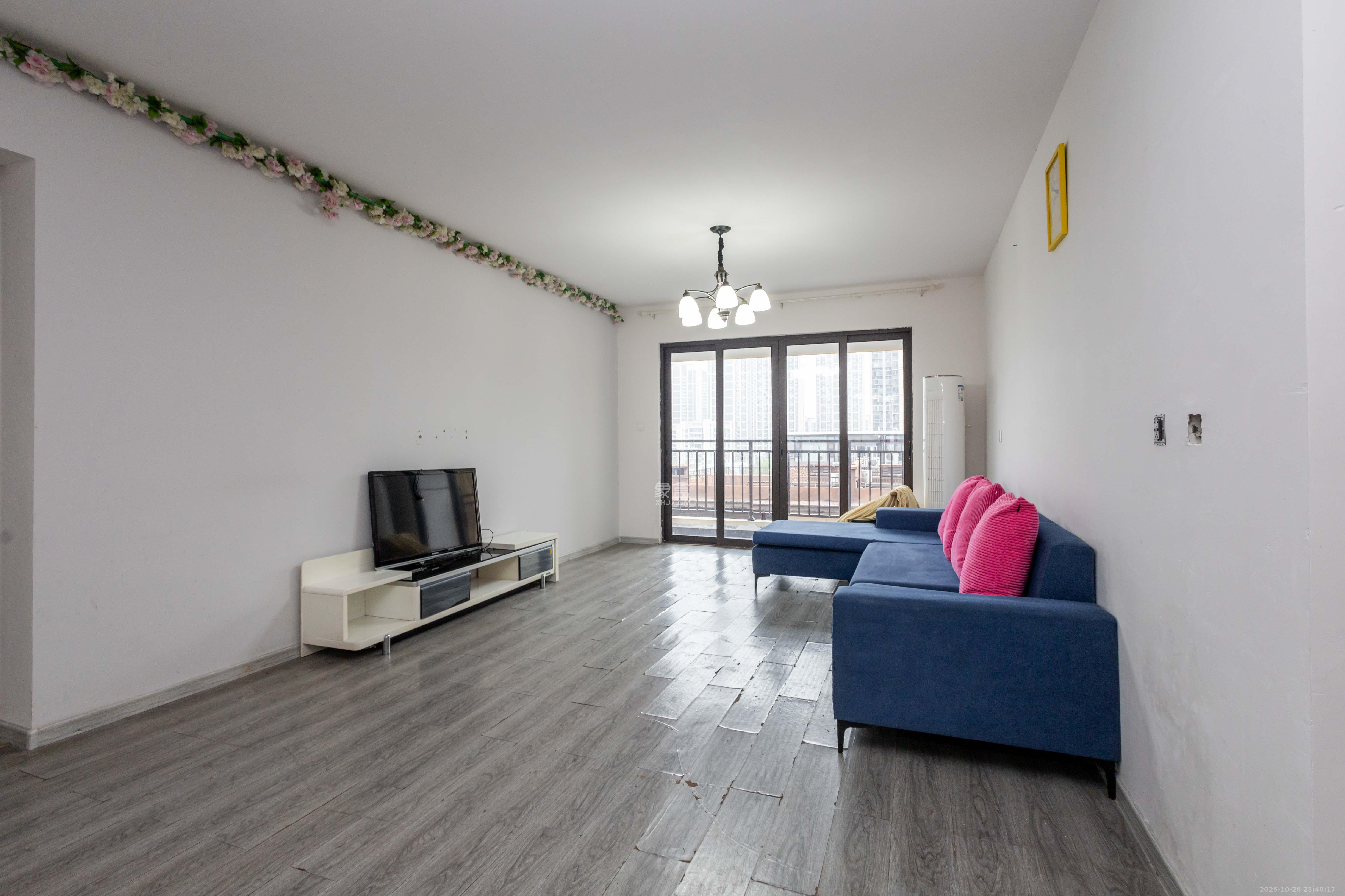 龙湖碧桂园天宸原著  4室2厅2卫    165.0万客厅