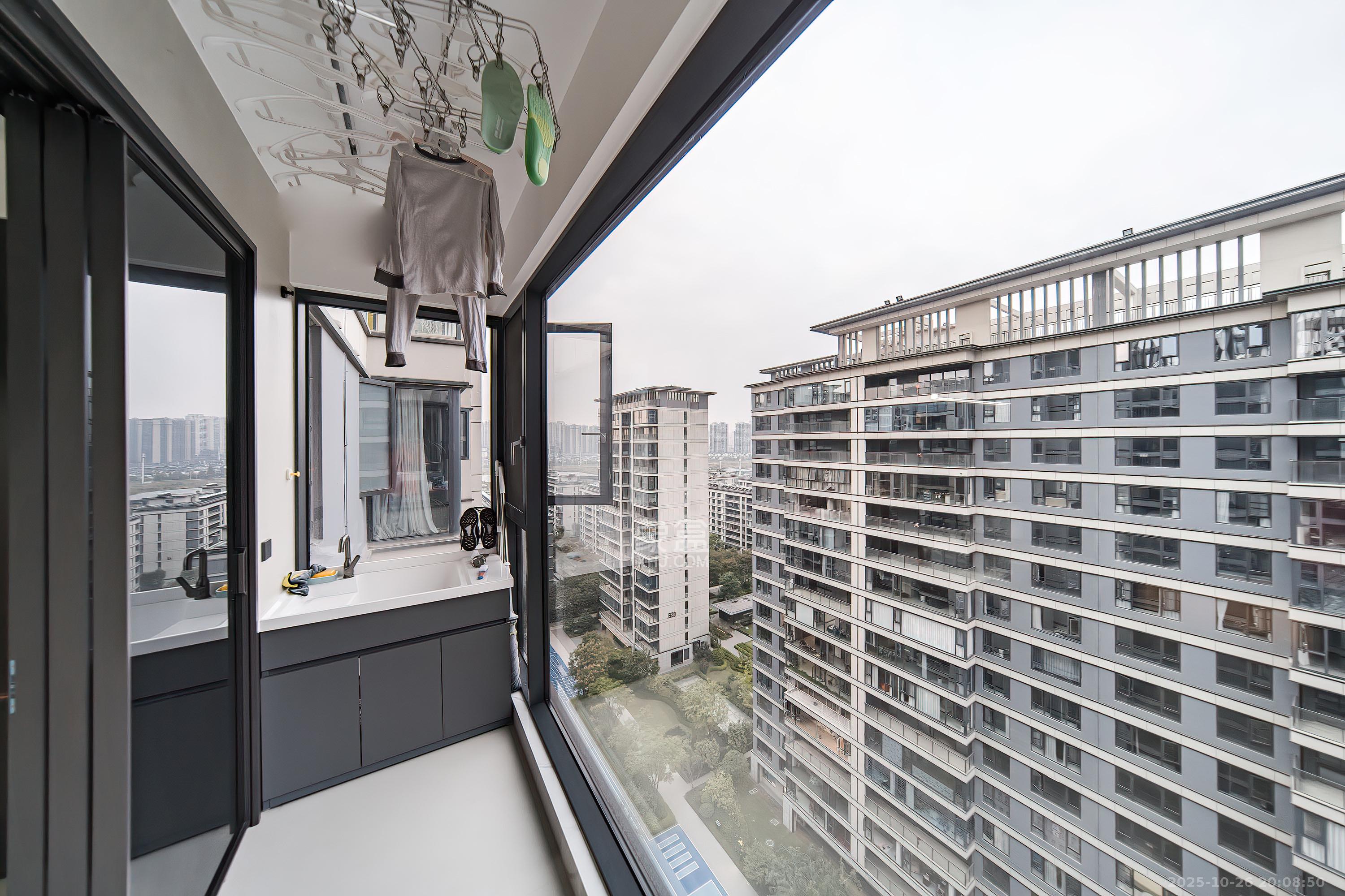 城发恒伟洋湖映2009  4室2厅3卫    400.0万 城发恒伟洋湖映2009  4室2厅3卫    400.0万阳台