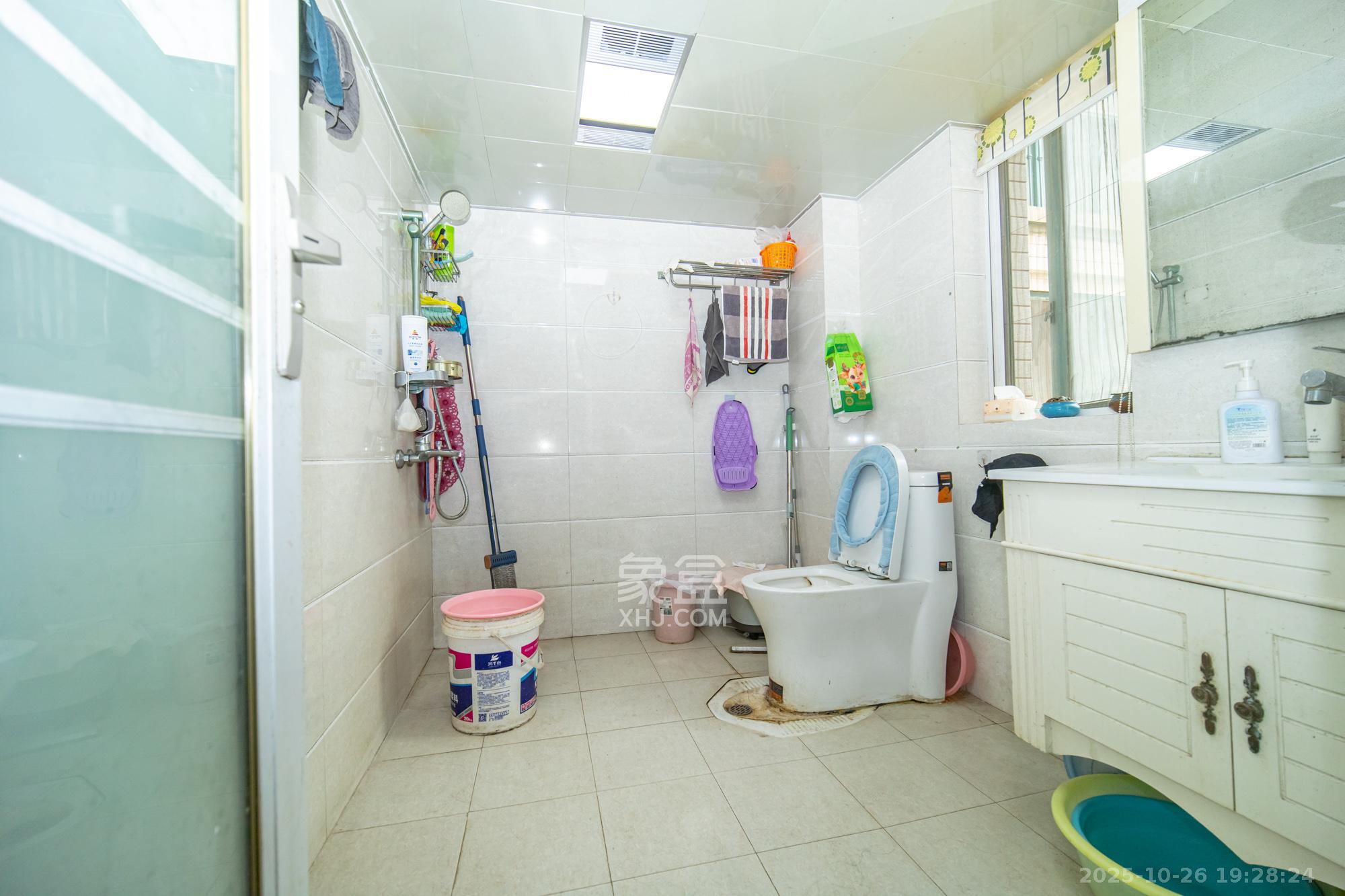 蝴蝶谷 2室2厅1卫 32.8万 蝴蝶谷 2室2厅1卫 32.8万卫生间