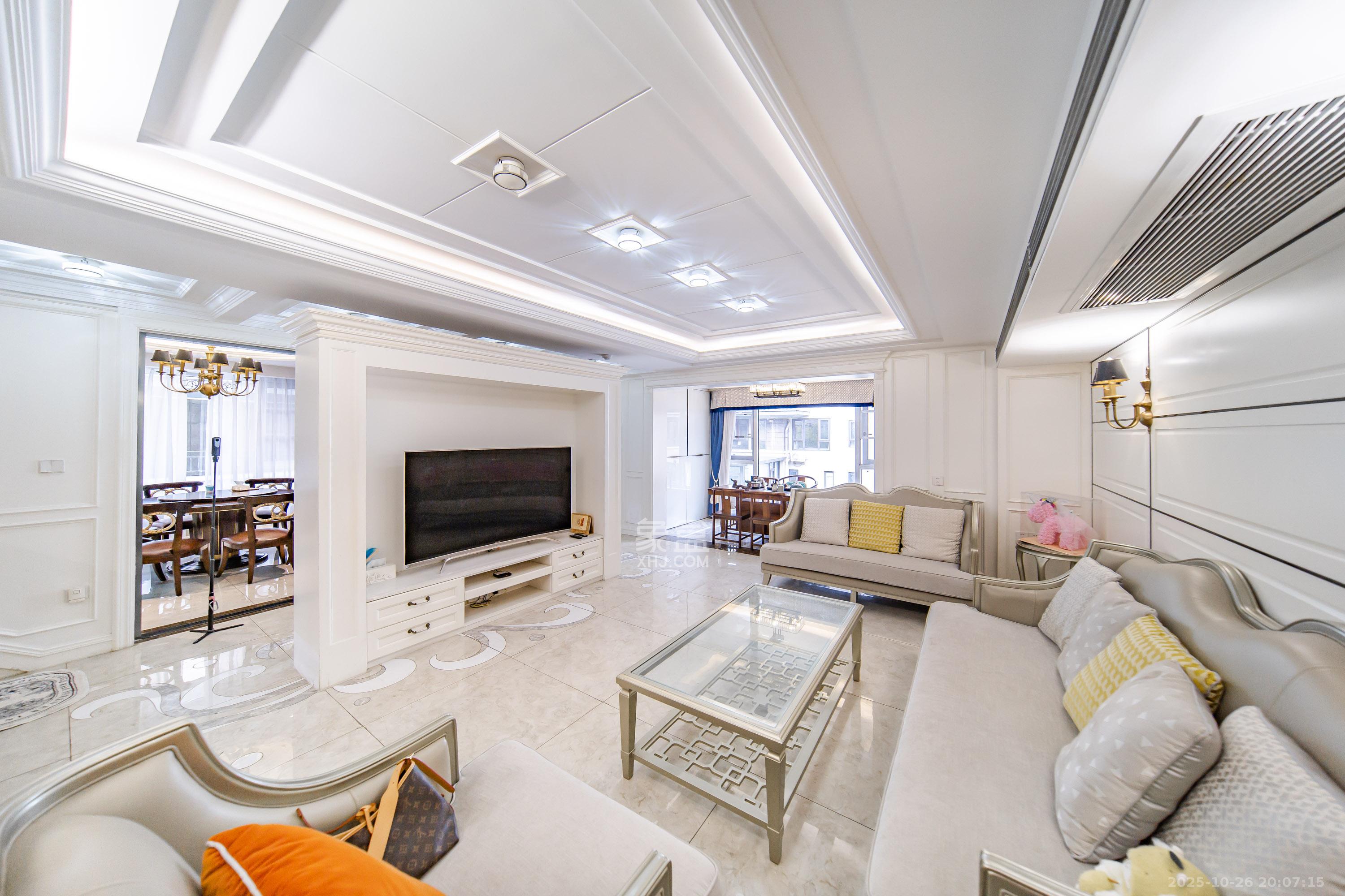 合能洋湖公馆  4室2厅5卫    368.0万 合能洋湖公馆  4室2厅5卫    368.0万客厅