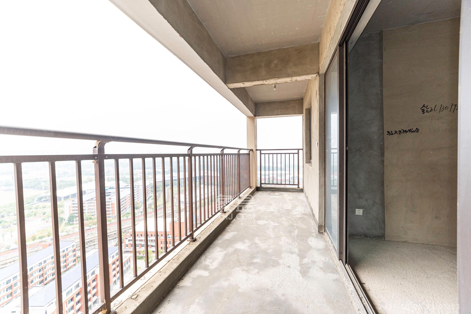 星雅美辰  3室2厅2卫    76.0万阳台