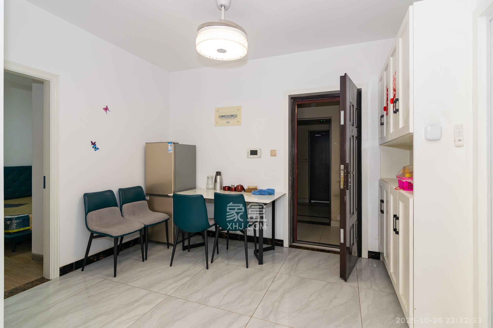 金地三千府(金地湖山樾、金地自在城)  3室2厅1卫    60.0万 金地三千府(金地湖山樾、金地自在城)  3室2厅1卫    60.0万客厅