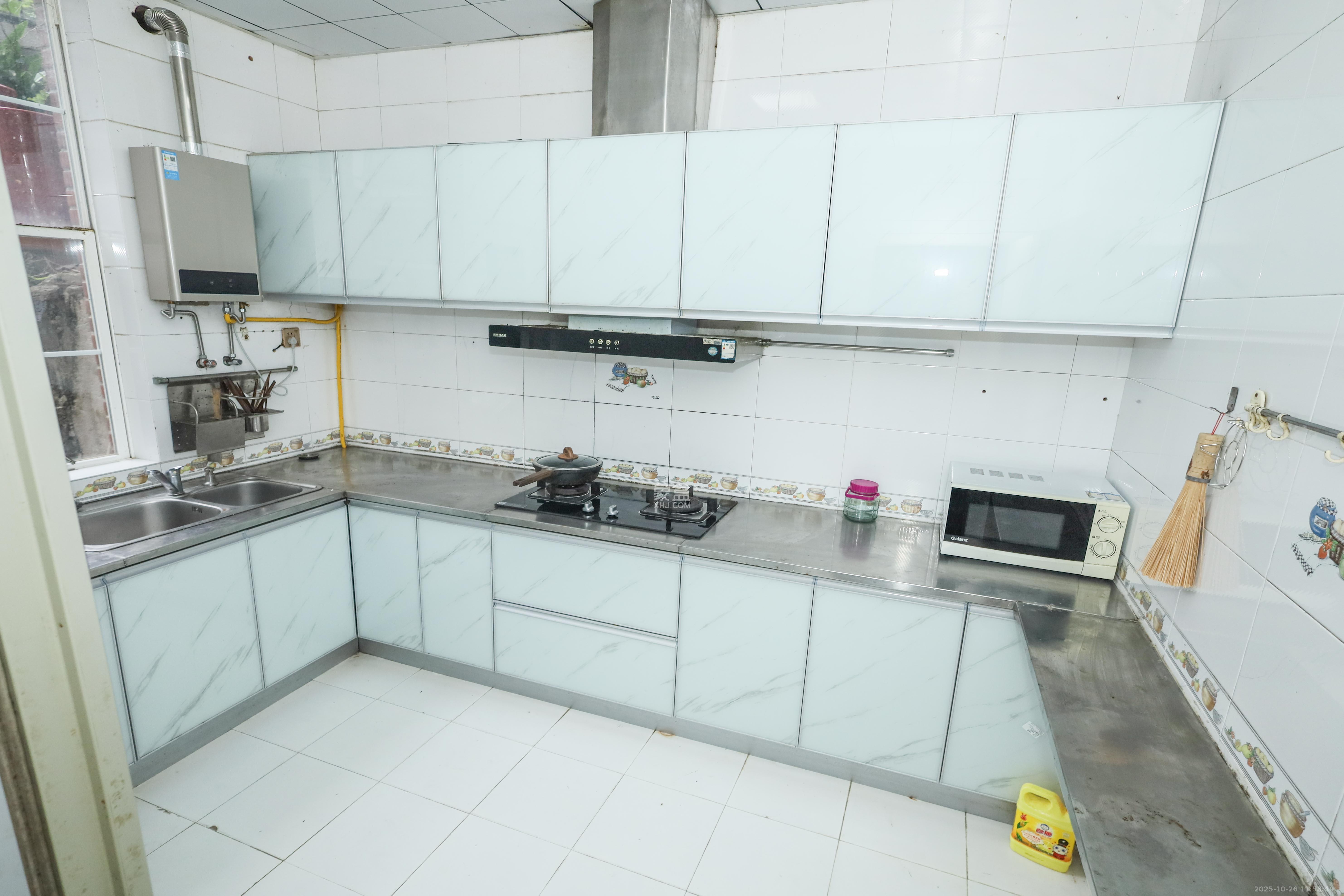 山水英伦  1室2厅4卫    368.0万 山水英伦  1室2厅4卫    368.0万厨房