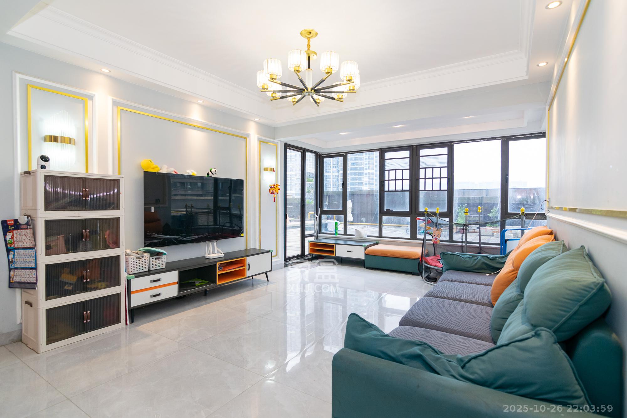 润和山水郡  4室2厅2卫    102.0万客厅