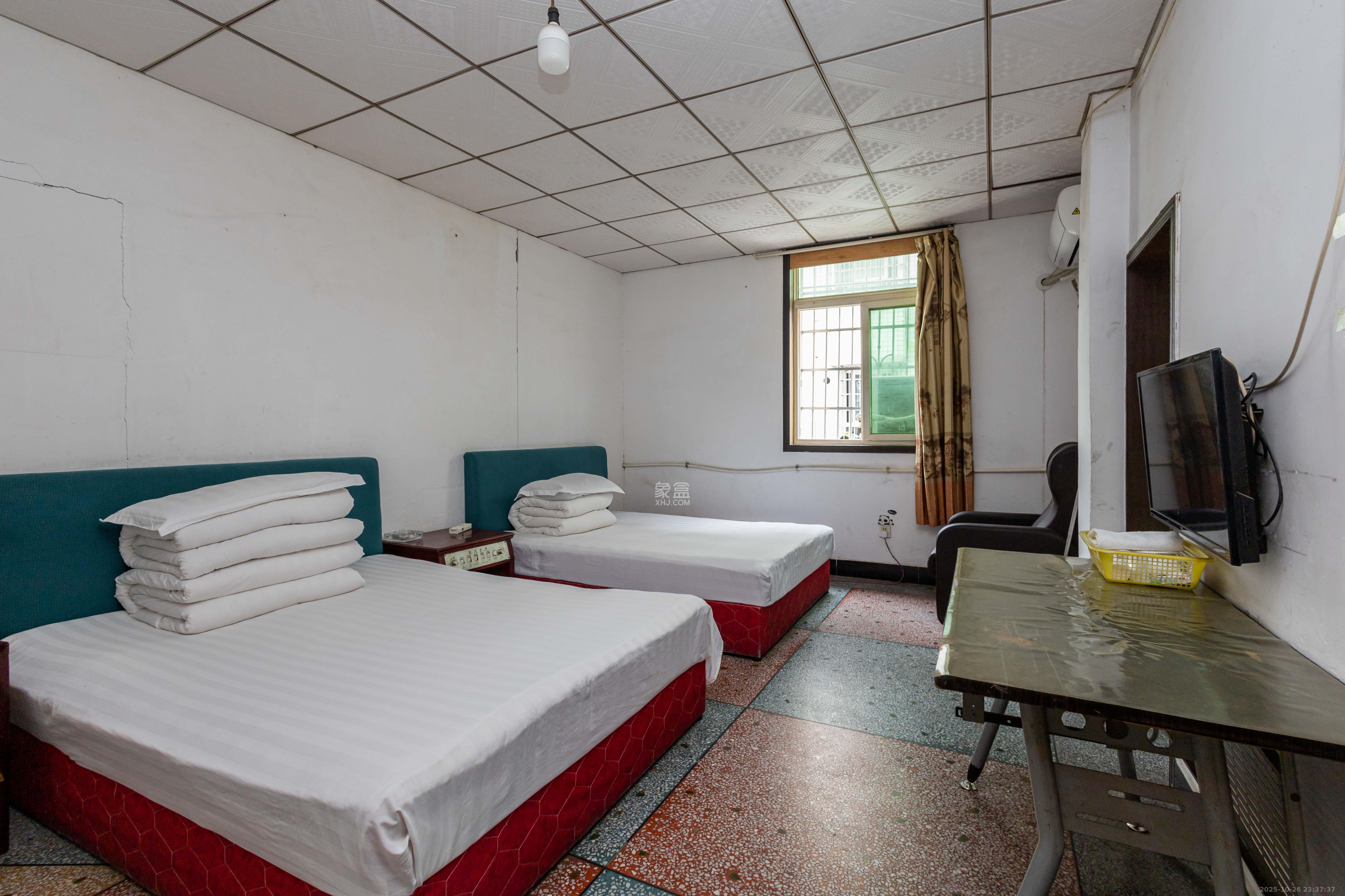 泉塘小区  14室5厅5卫    390.0万卧室