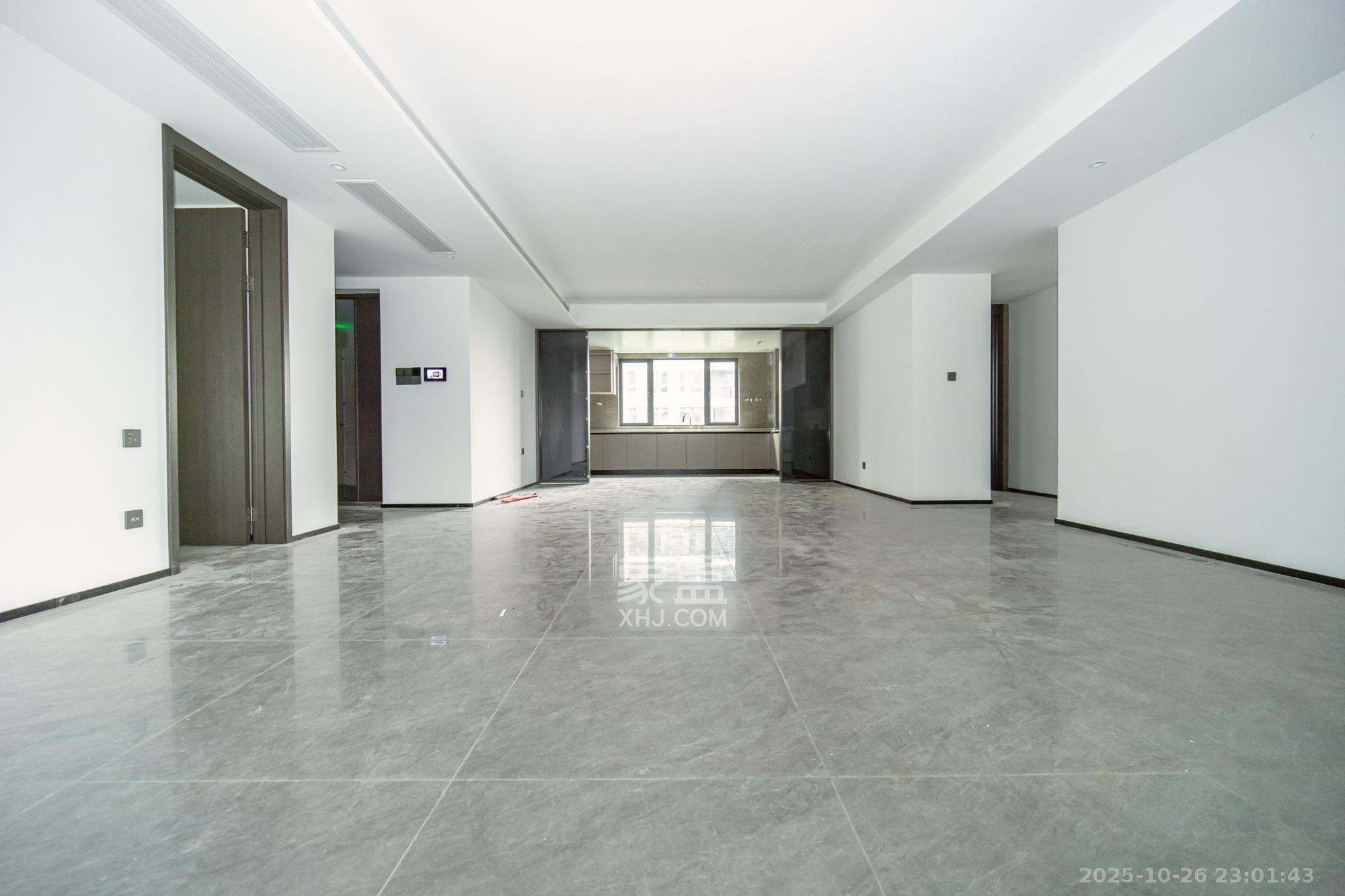 万科松湖天地 4室2厅3卫 250.0万 万科松湖天地 4室2厅3卫 250.0万客厅