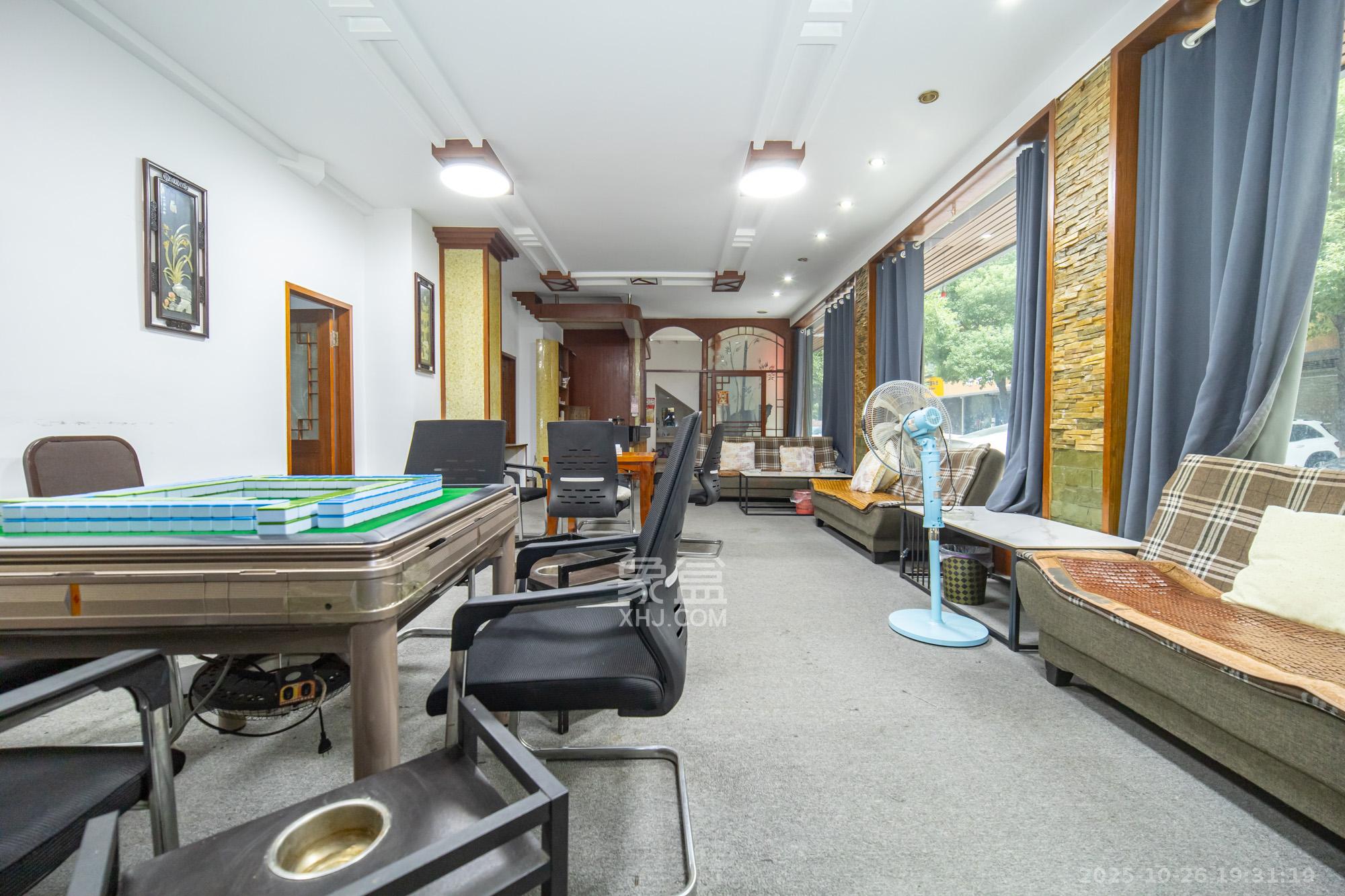 星沙六区  18室1厅1卫    268.0万 星沙六区  18室1厅1卫    268.0万客厅