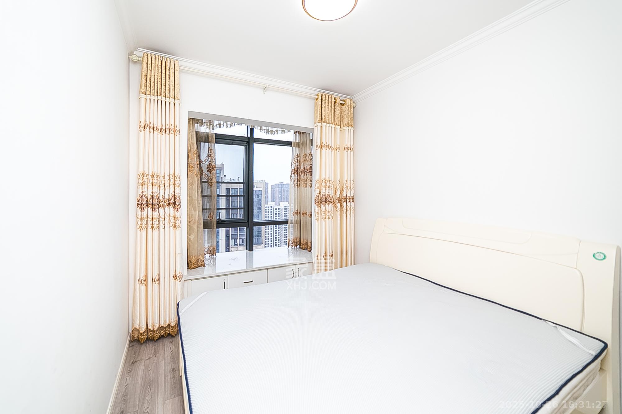 天鸿天府（天鸿中央大院）  4室2厅2卫    138.0万卧室