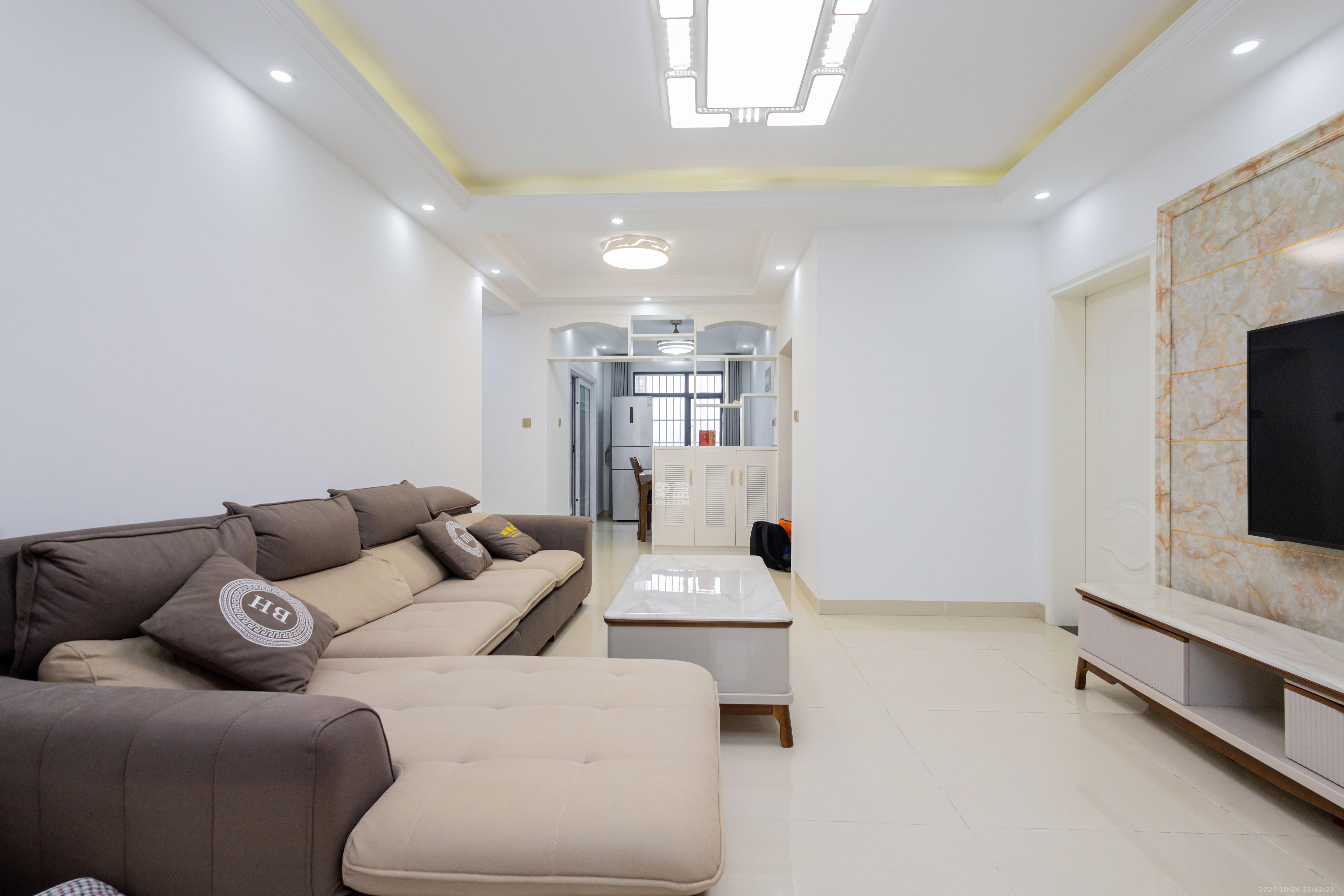 中国铁建国际城二期  4室2厅2卫    89.8万客厅