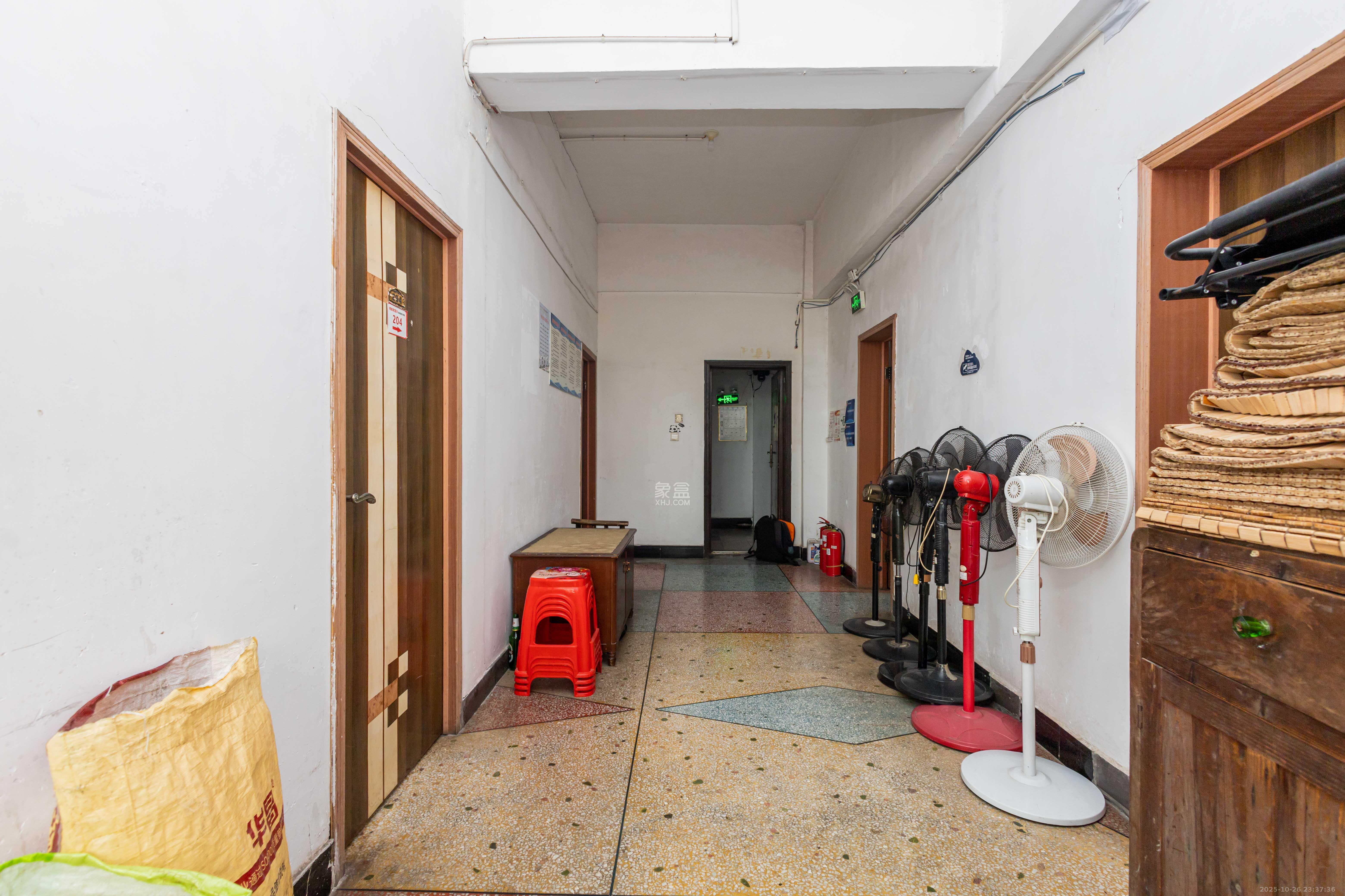 泉塘小区  14室5厅5卫    390.0万客厅