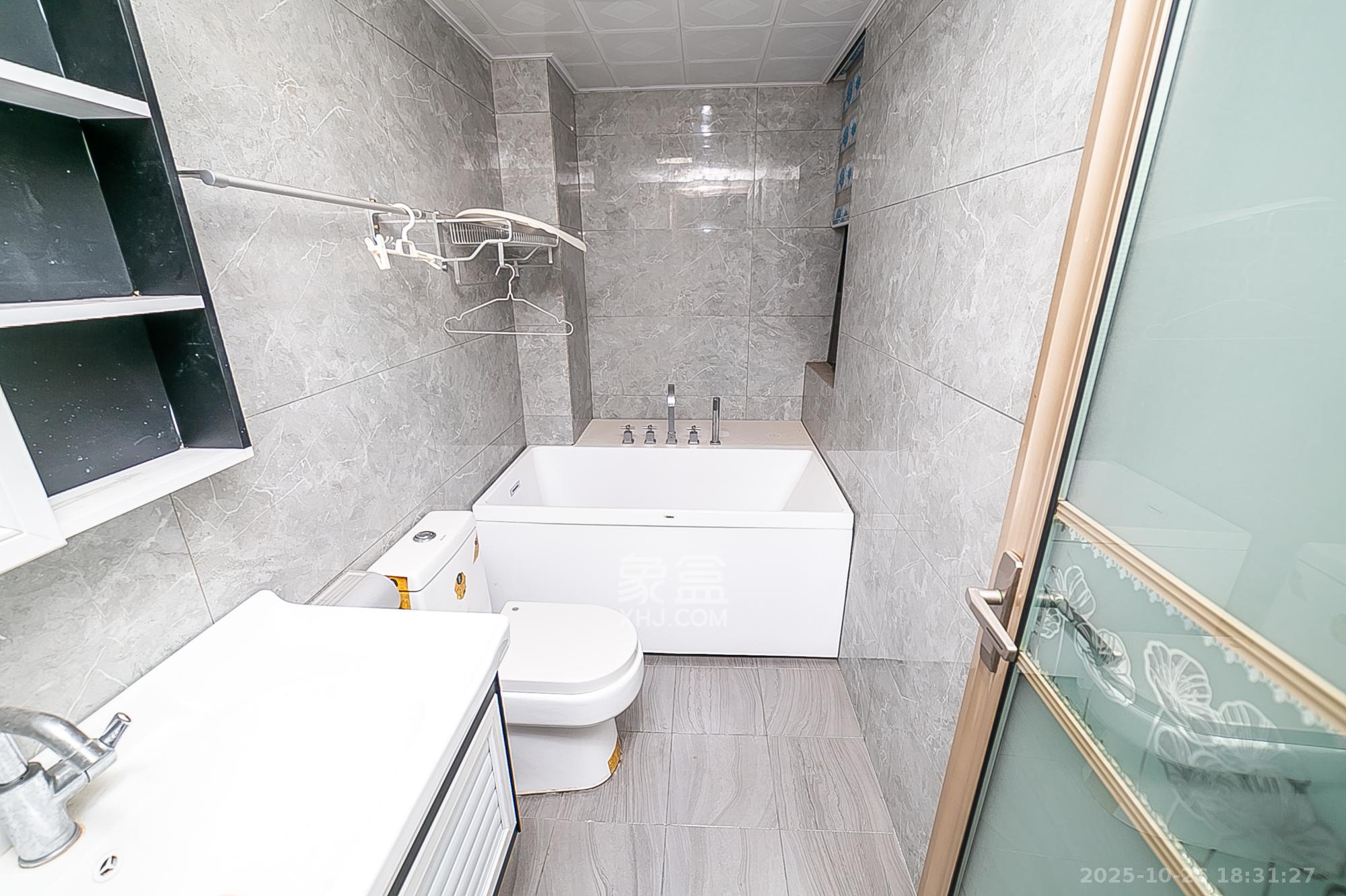 天鸿天府（天鸿中央大院）  4室2厅2卫    138.0万卫生间