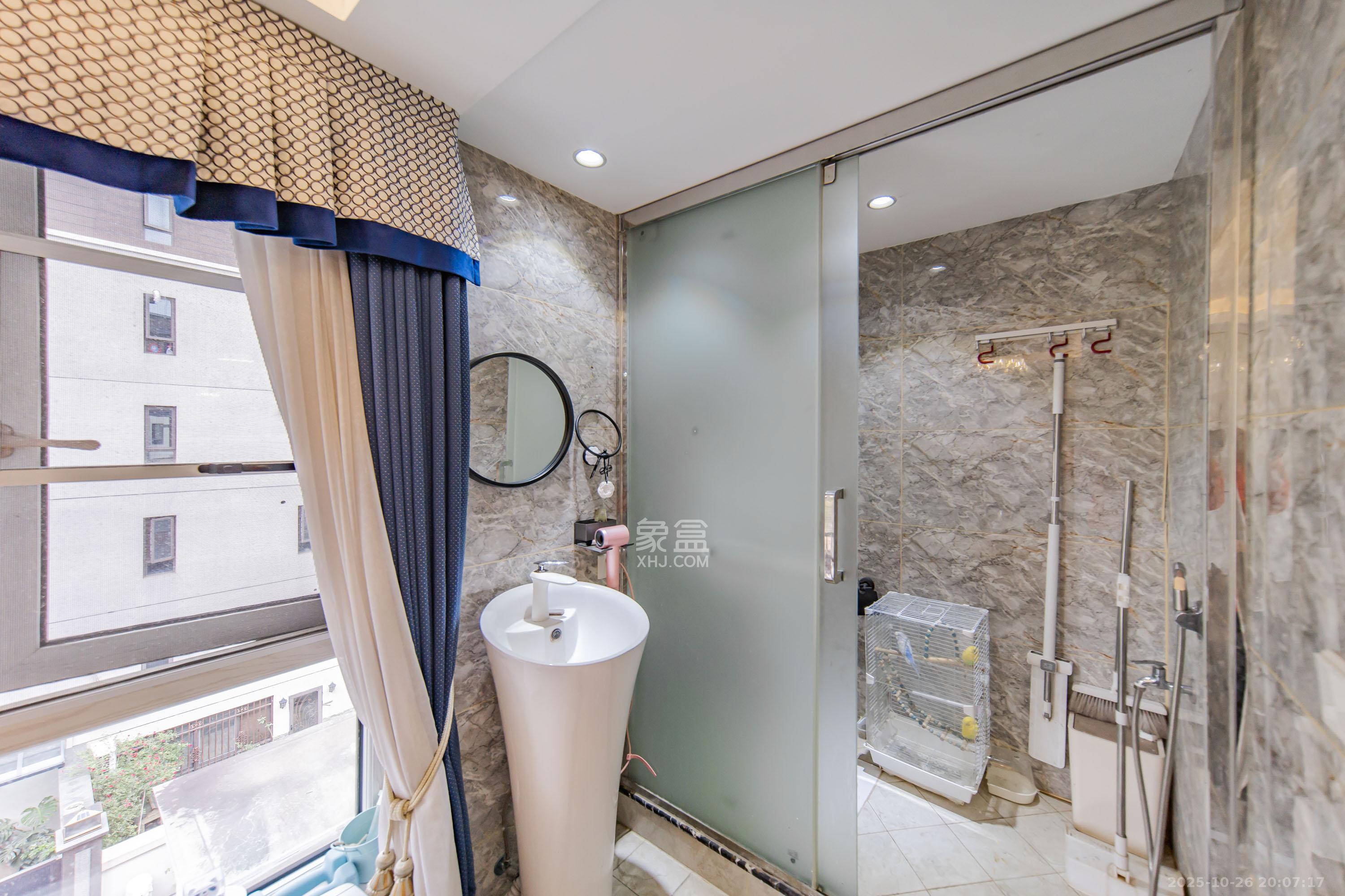 合能洋湖公馆  4室2厅5卫    368.0万 合能洋湖公馆  4室2厅5卫    368.0万卫生间