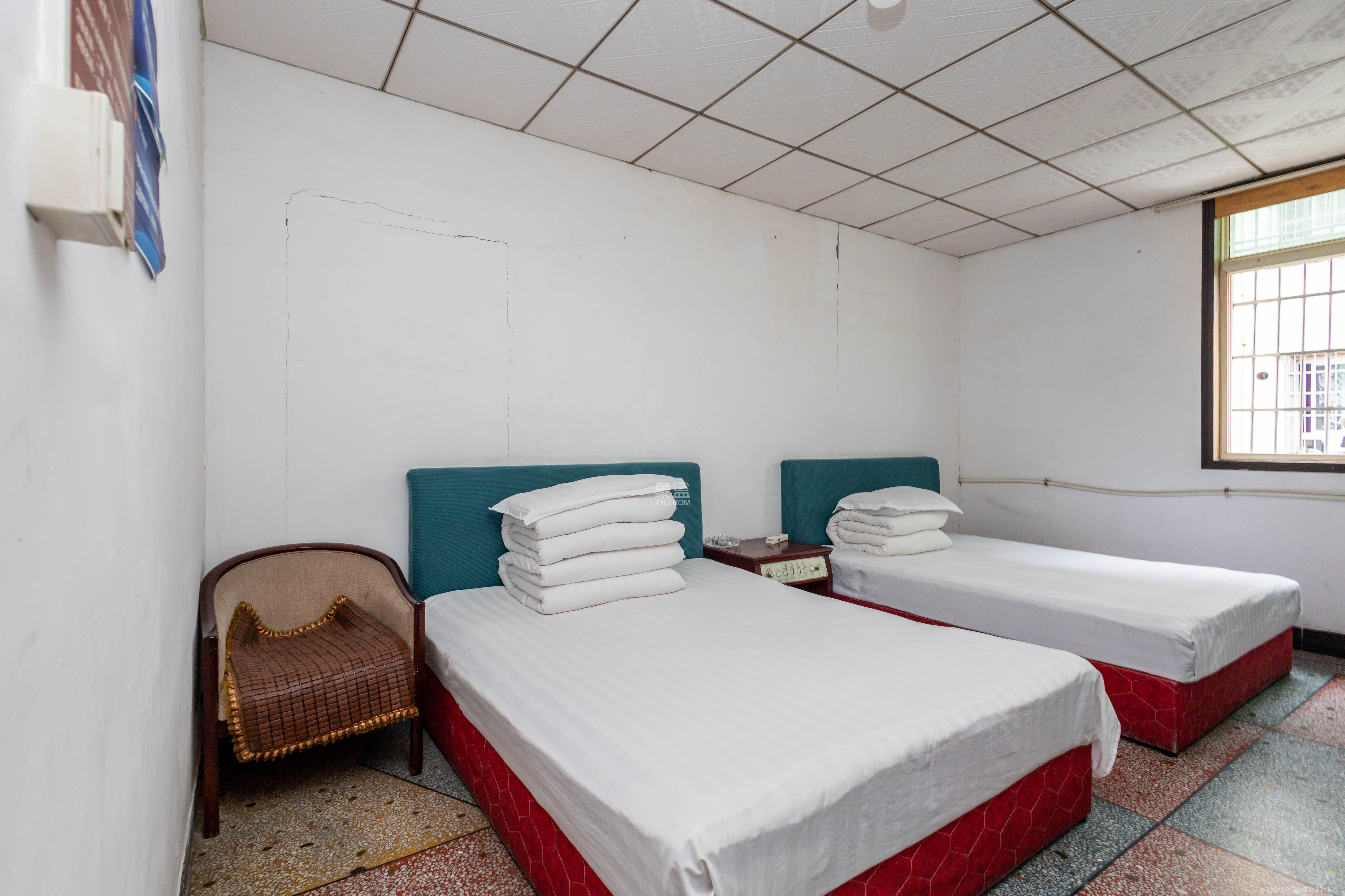 泉塘小区  14室5厅5卫    390.0万 泉塘小区  14室5厅5卫    390.0万卧室