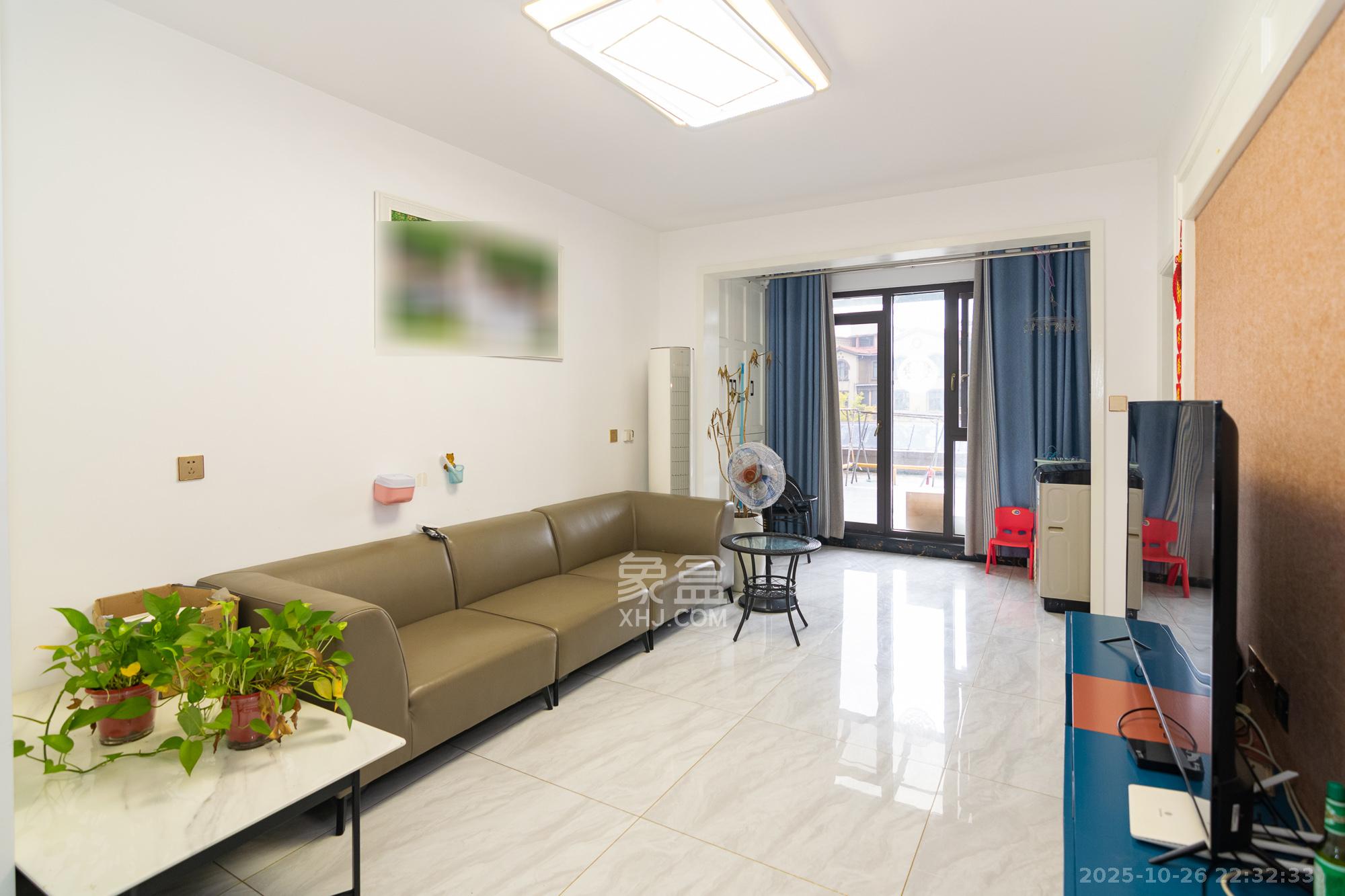 金地三千府(金地湖山樾、金地自在城)  3室2厅1卫    60.0万 金地三千府(金地湖山樾、金地自在城)  3室2厅1卫    60.0万客厅