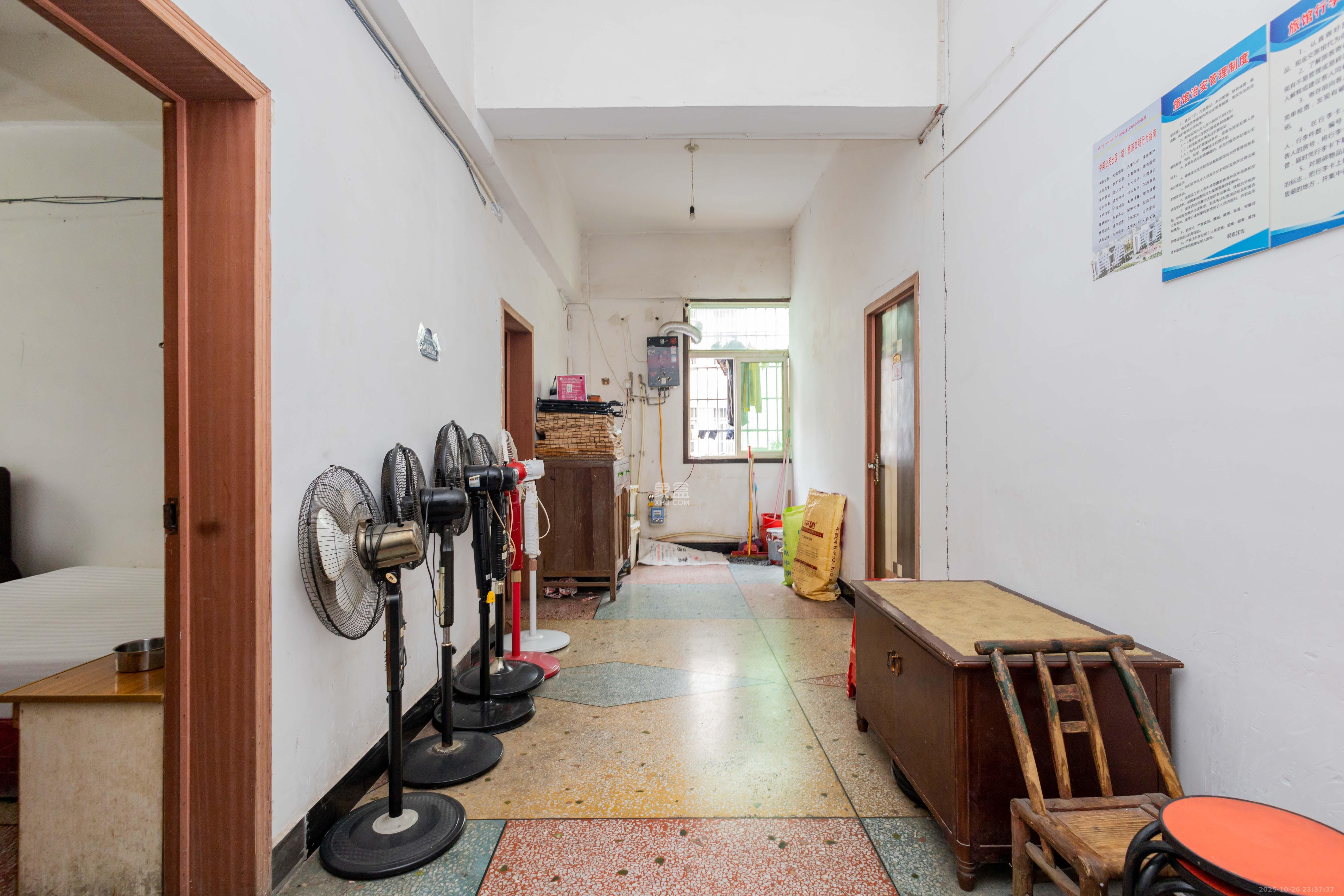 泉塘小区  14室5厅5卫    390.0万客厅