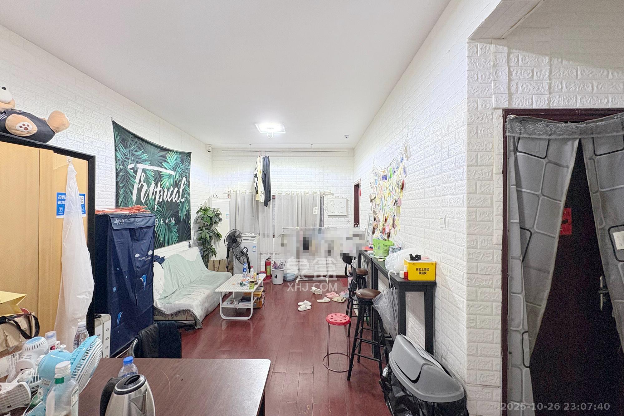 五一大道202(中环壹世界)  3室2厅1卫    102.0万 五一大道202(中环壹世界)  3室2厅1卫    102.0万客厅