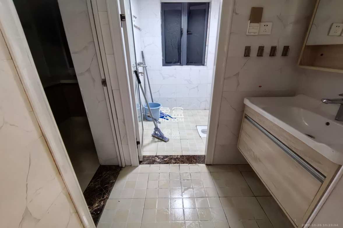 荣泰广场  3室2厅1卫    2100.0元/月 荣泰广场  3室2厅1卫    2100.0元/月室内图