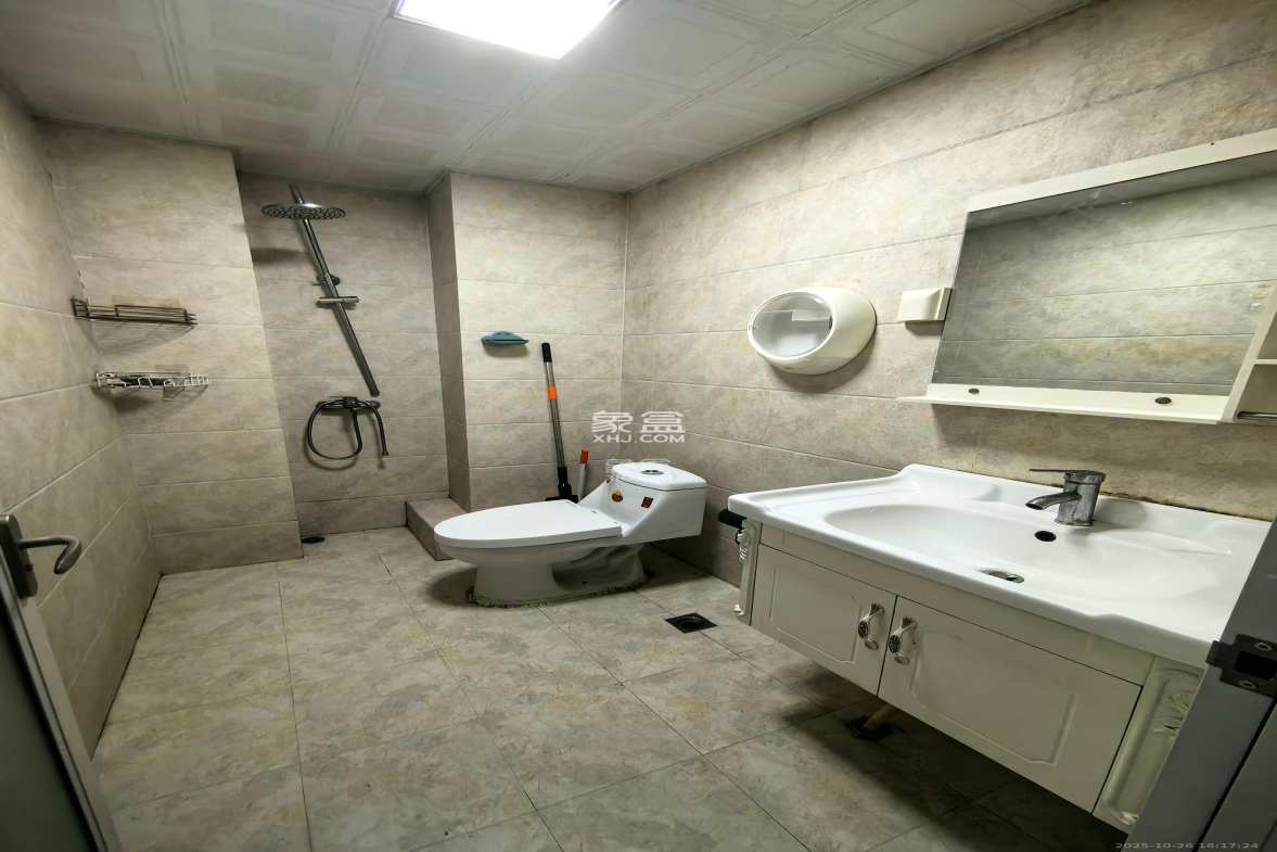 第六都(陆都小区)  1室1厅1卫    1600.0元/月 第六都(陆都小区)  1室1厅1卫    1600.0元/月室内图1