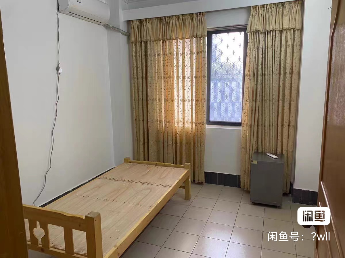 规划局宿舍 2室2厅1卫 70.0万 规划局宿舍 2室2厅1卫 70.0万客厅