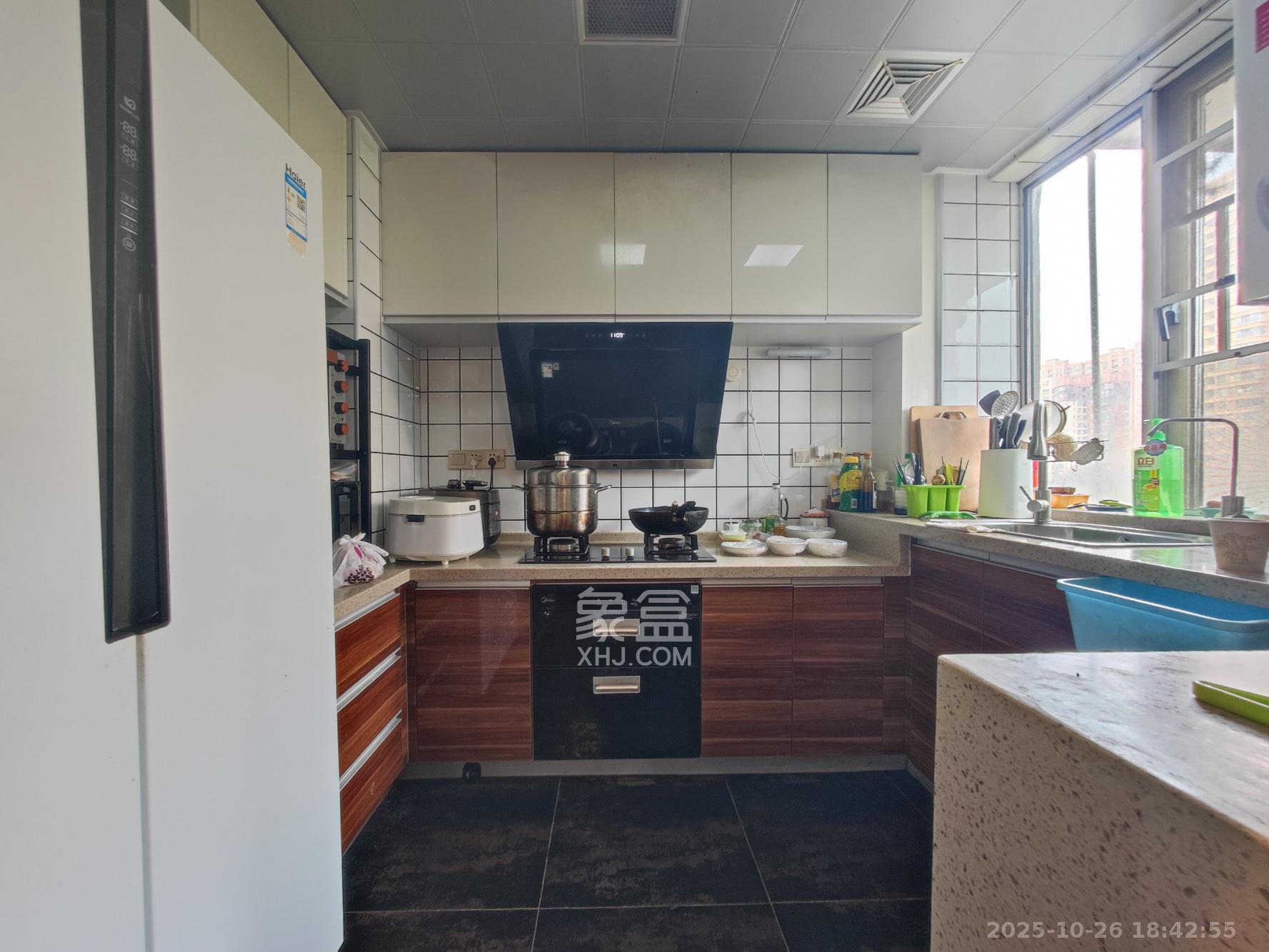 五矿万境水岸三期  5室2厅2卫    218.0万厨房