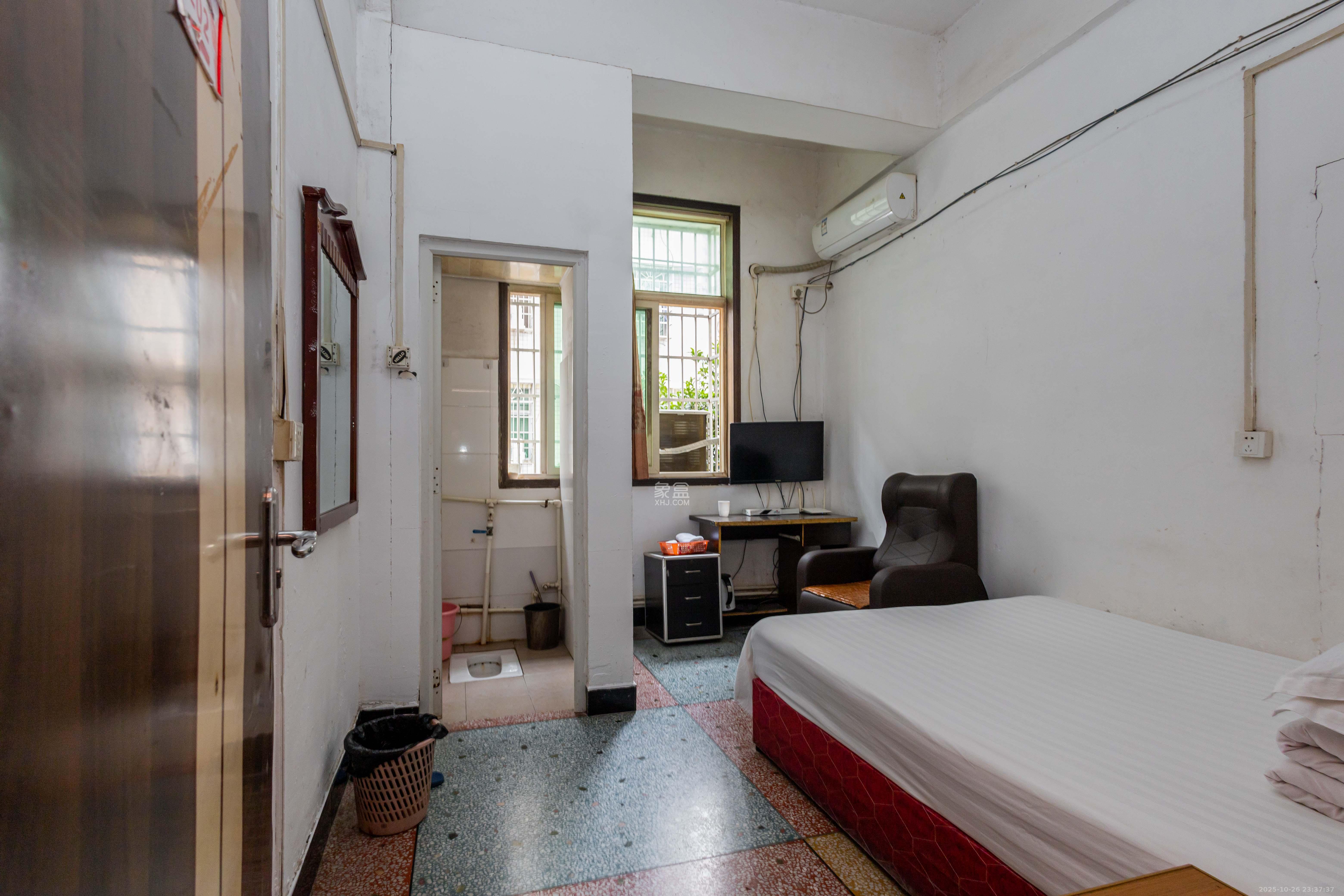 泉塘小区  14室5厅5卫    390.0万卧室