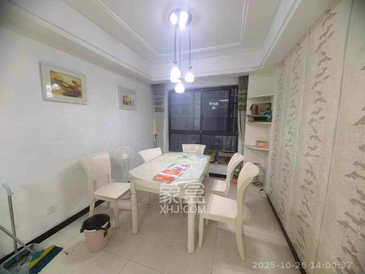 天麓尚层  4室2厅2卫    2800.0元/月室内图