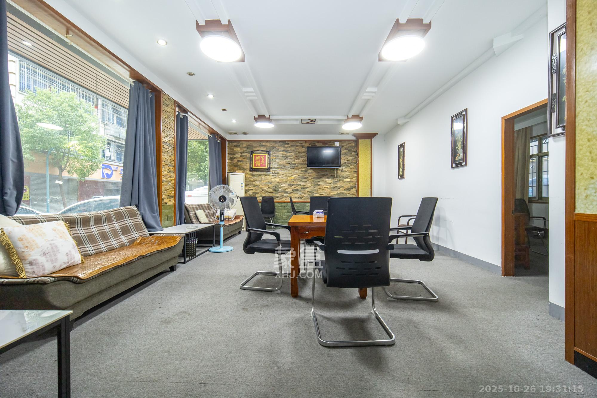 星沙六区  18室1厅1卫    268.0万 星沙六区  18室1厅1卫    268.0万客厅