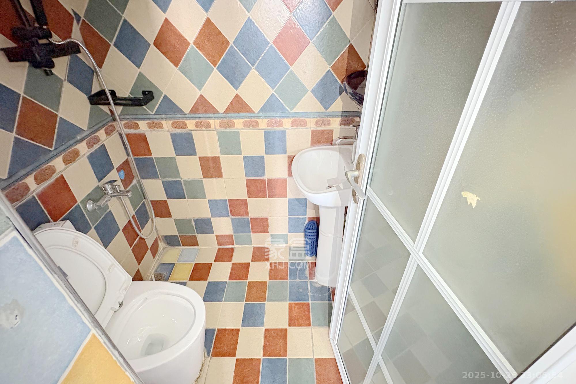 君临国际  5室0厅4卫    150.0万 君临国际  5室0厅4卫    150.0万卫生间